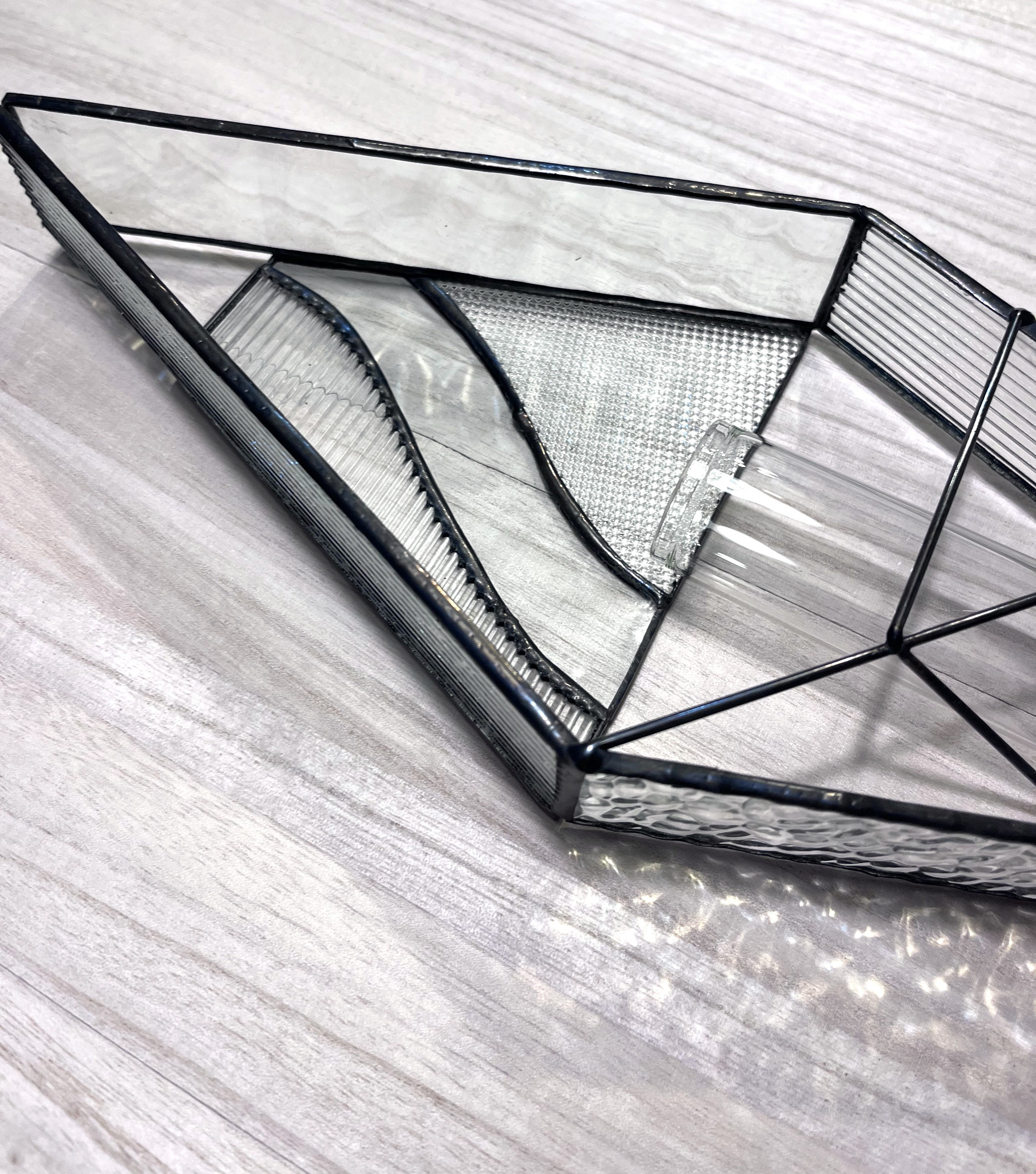 壁のインテリアに　ステンドグラスのフラワーベース・輪挿し【A波クリア】花器　花瓶　ガラス　壁掛け