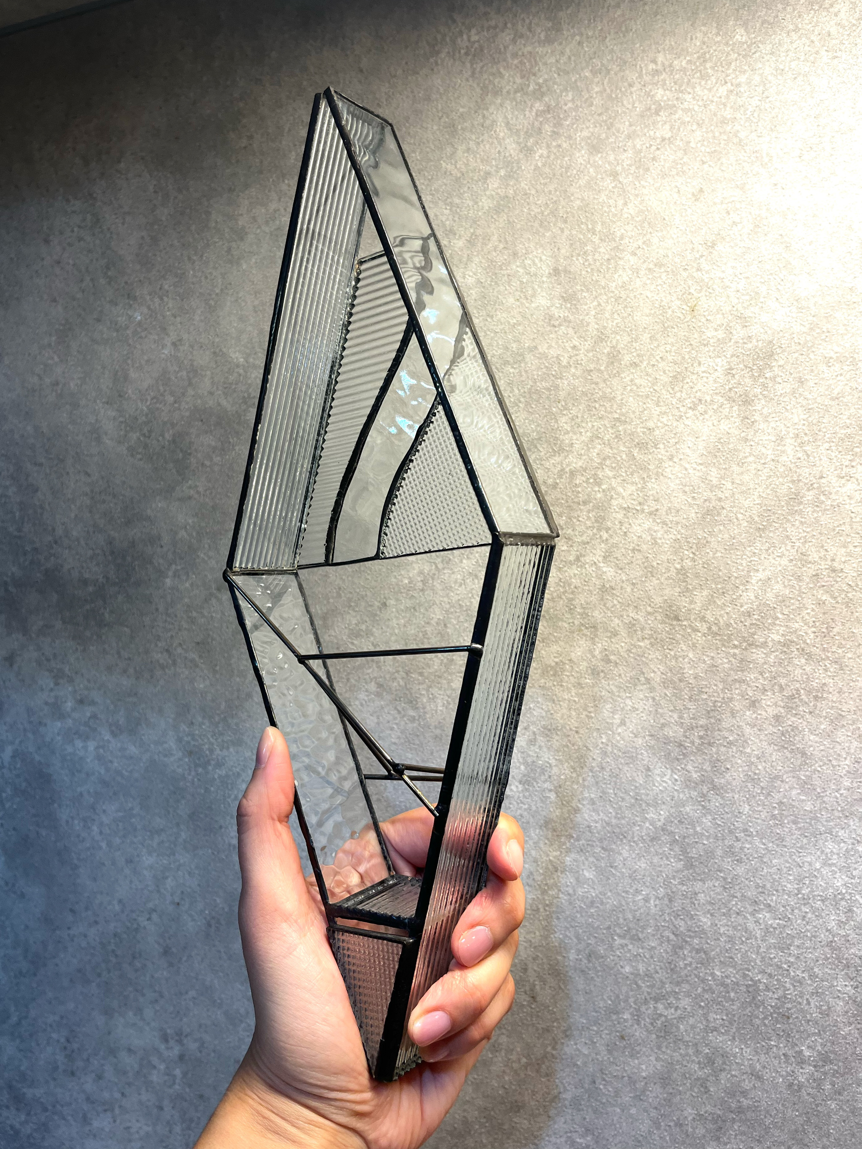 壁のインテリアに　ステンドグラスのフラワーベース・輪挿し【A波クリア】花器　花瓶　ガラス　壁掛け