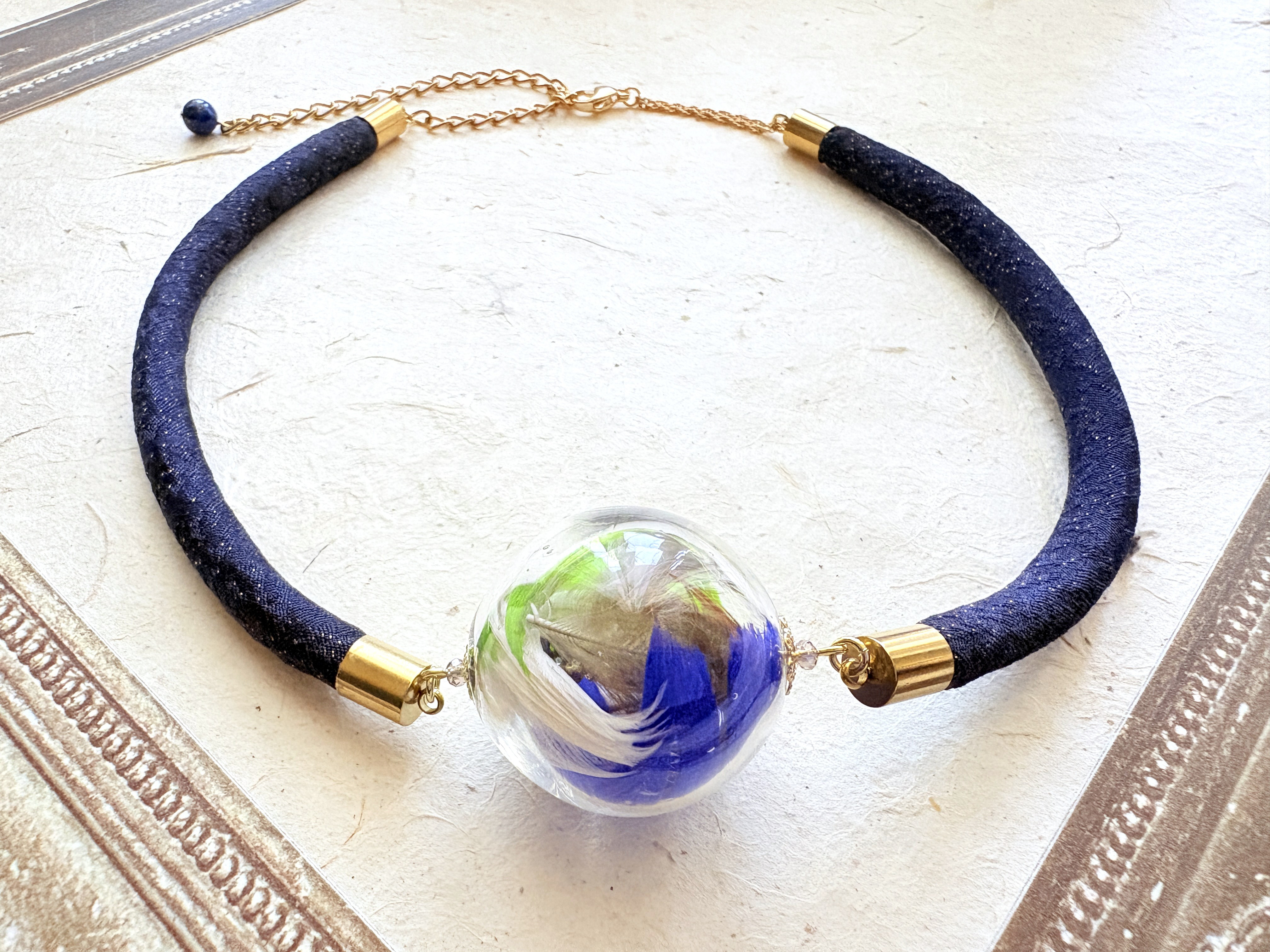 濃紺着物とベネチアンガラスと羽根のチョーカーネックレス