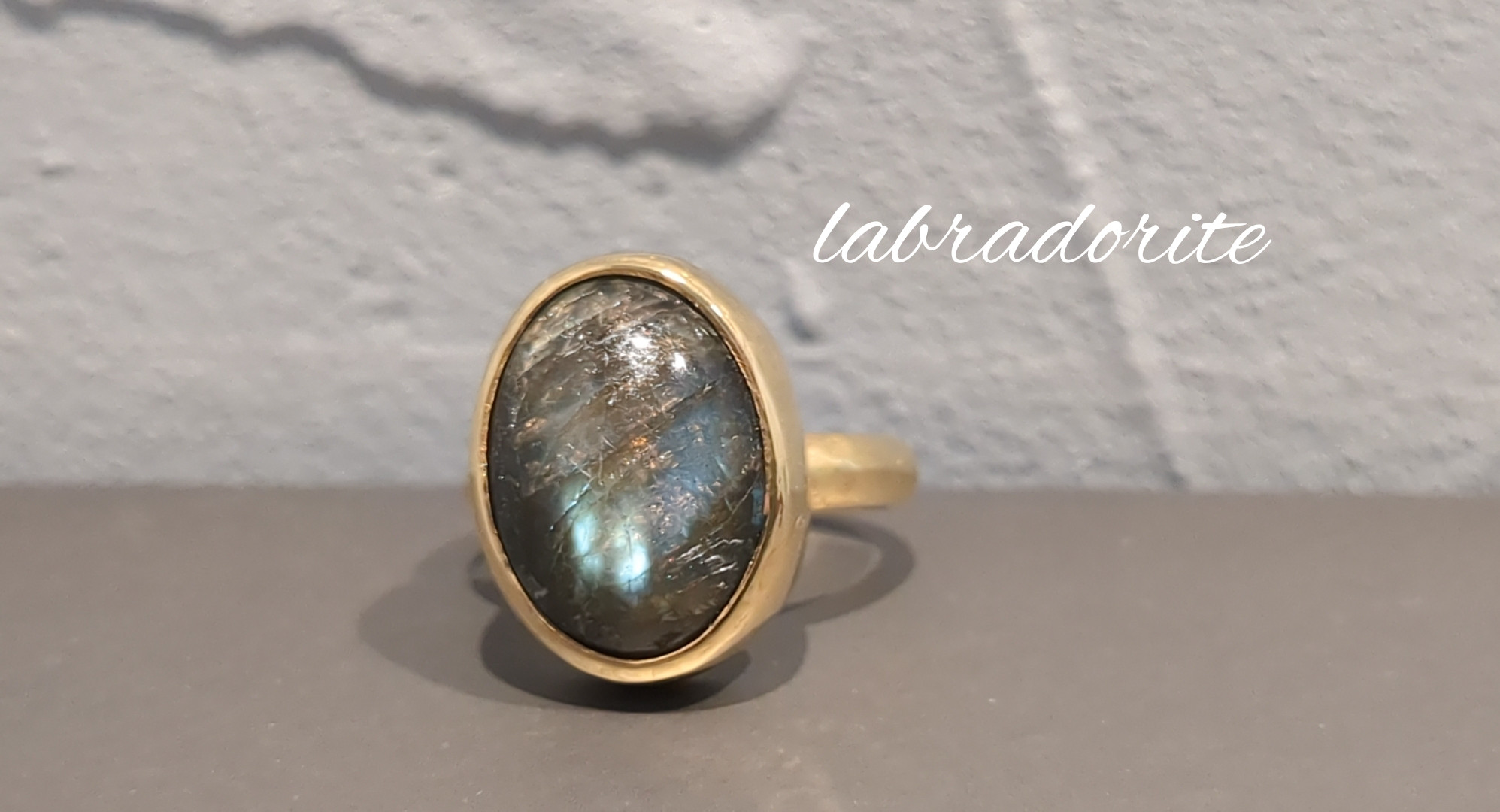 最新作『ラブラドライト』の世界でひとつの天然石リング