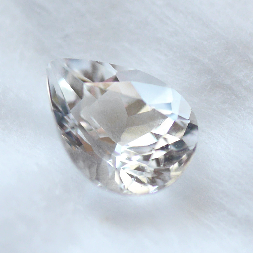 【鑑別済・ソ付き】ルース☆フェナカイト ペアシェイプ（ロシア・マリシェボ産）2435