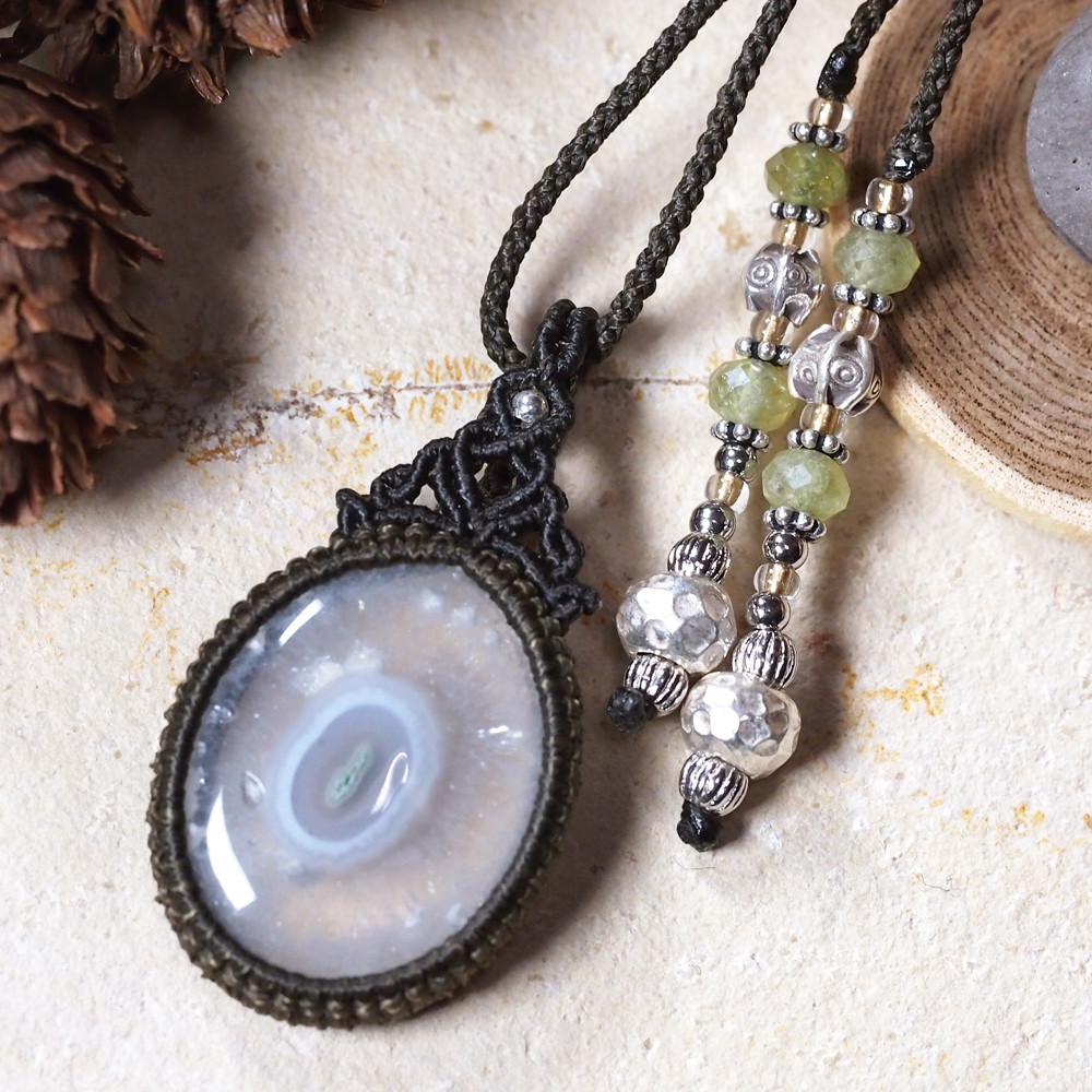 ソーラークォーツのマクラメネックレス　「窓辺の薄明」