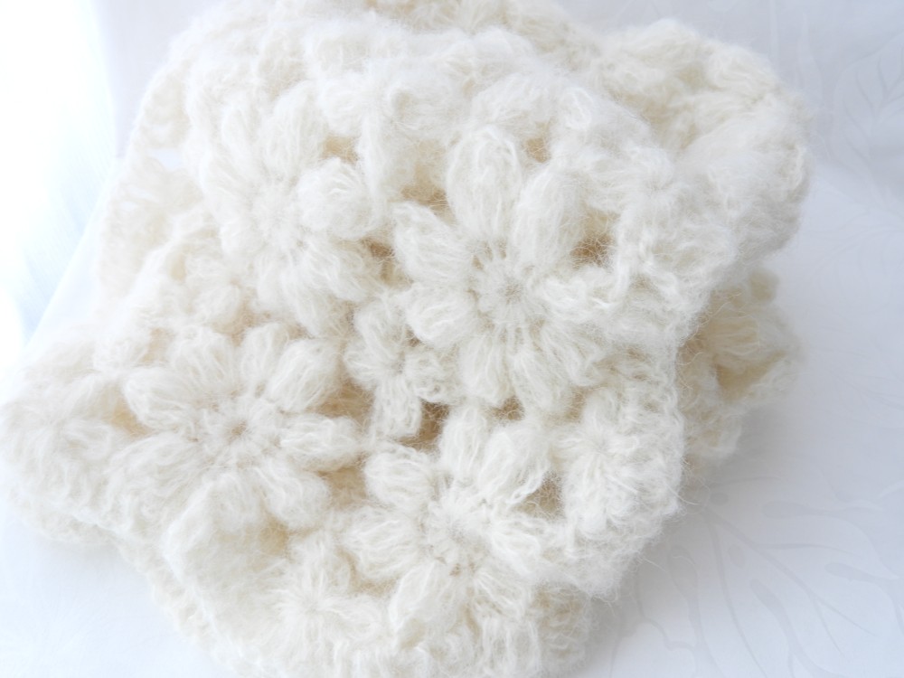 大人可愛いマフラー　お花モチーフ編みオフホワイトチクチクしないアルパカ75%