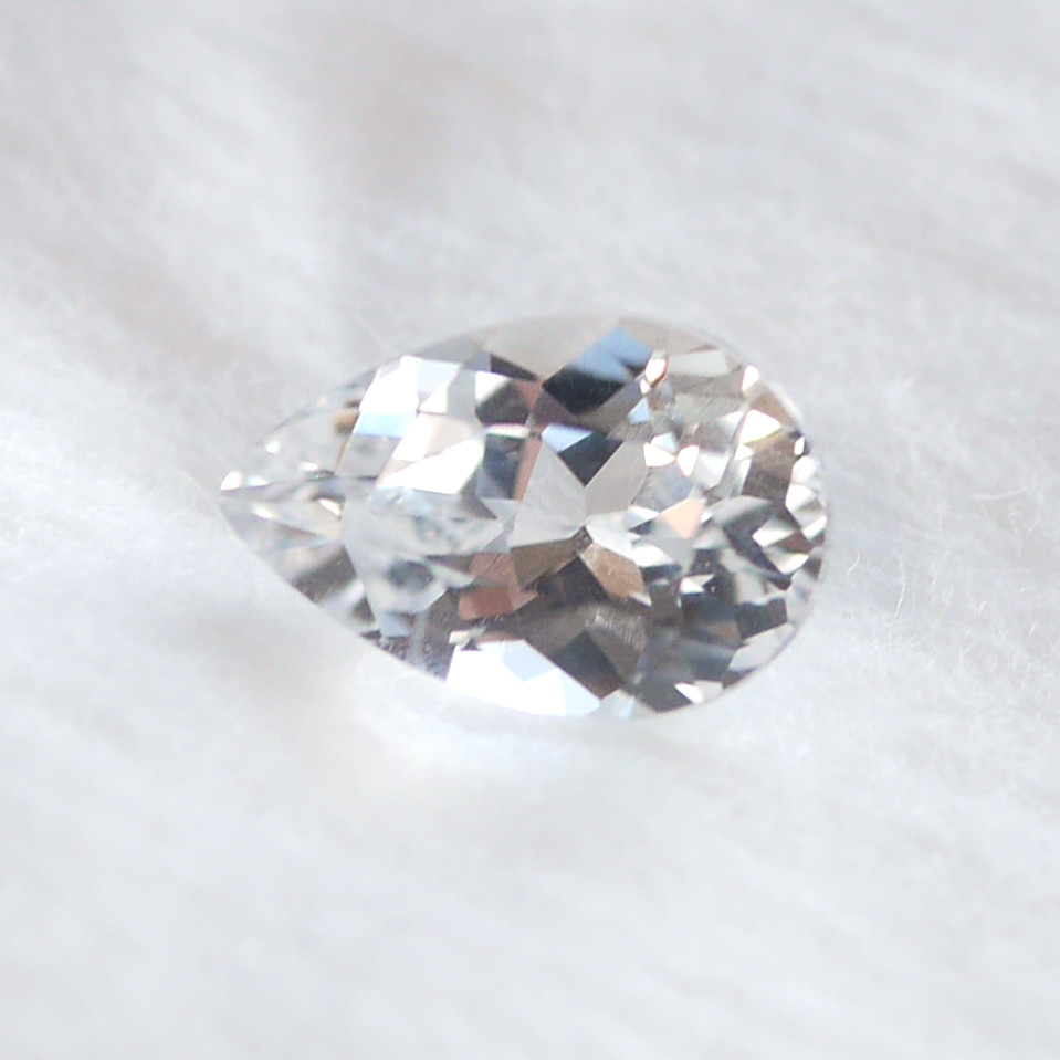 【鑑別済・ソ付き】ルース☆フェナカイト ペアシェイプ（ロシア・マリシェボ産）2434