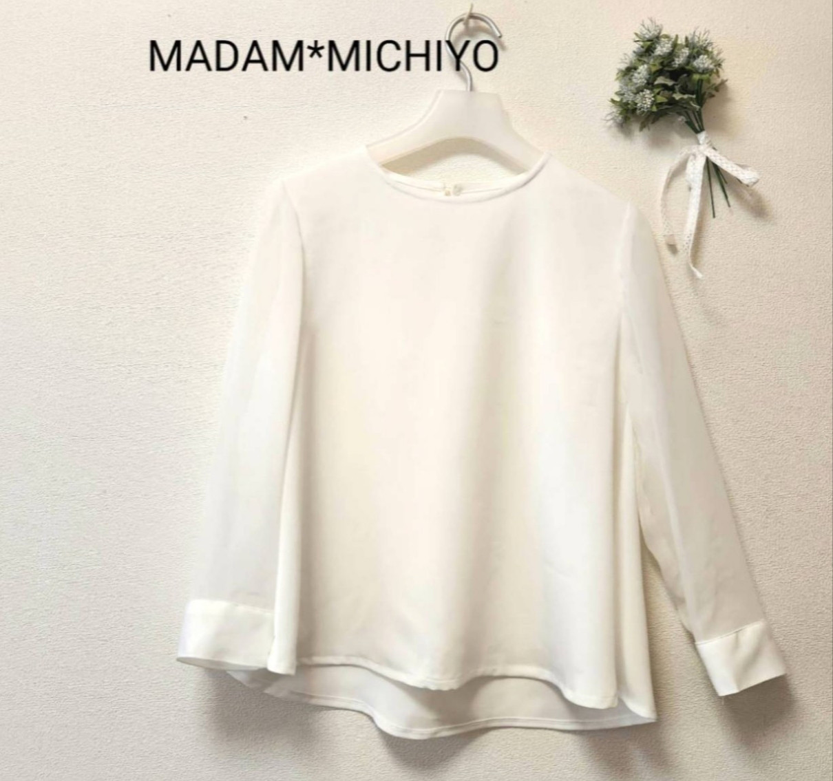 オフホワイトのエレガンスブラウス    袖シースルー フォーマルのインナーにも！