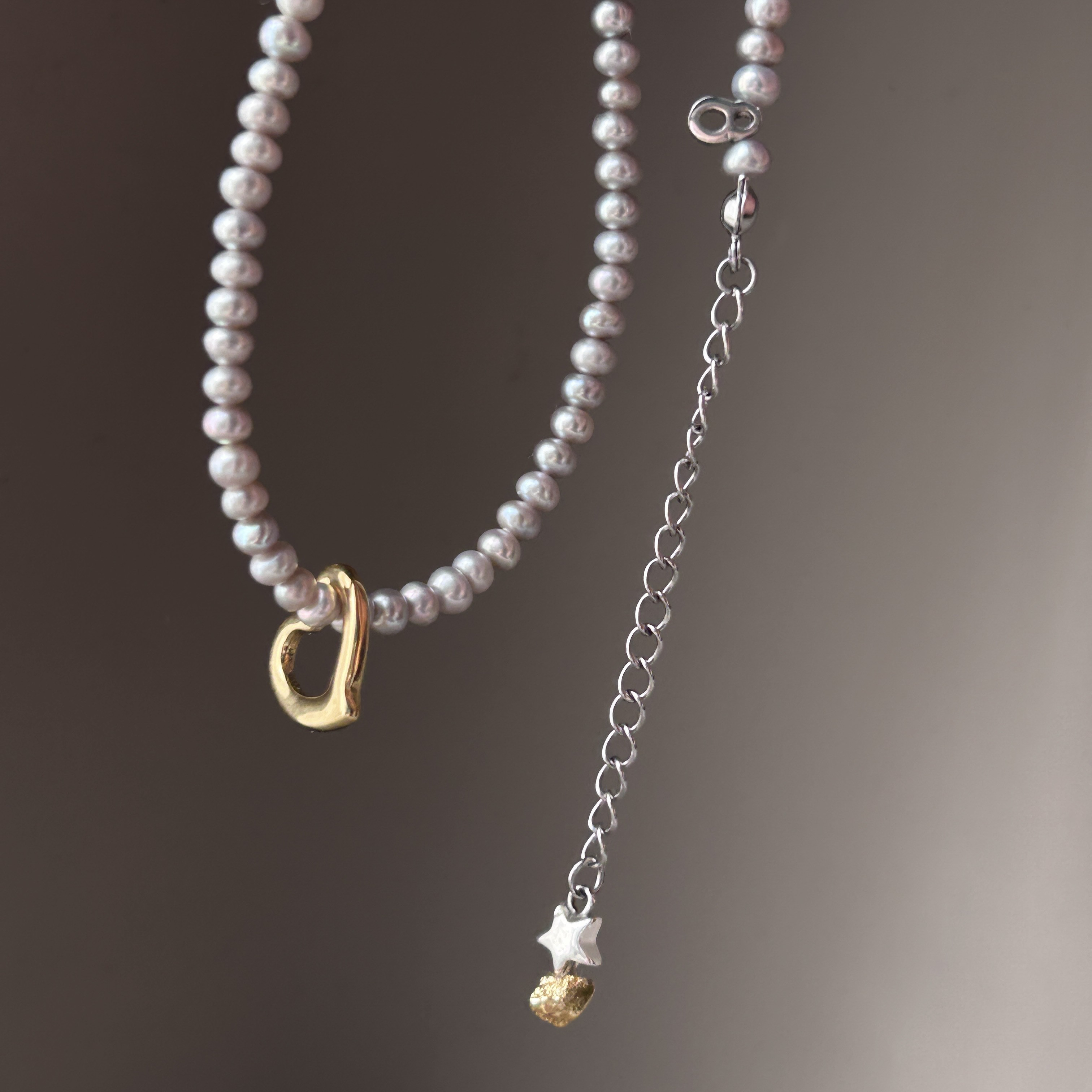 大人の2本目。上品さにひとさじな1本｜小粒グレー淡水パールネックレス｜ゴールドハートと星チャーム｜魅力するMIXカラー