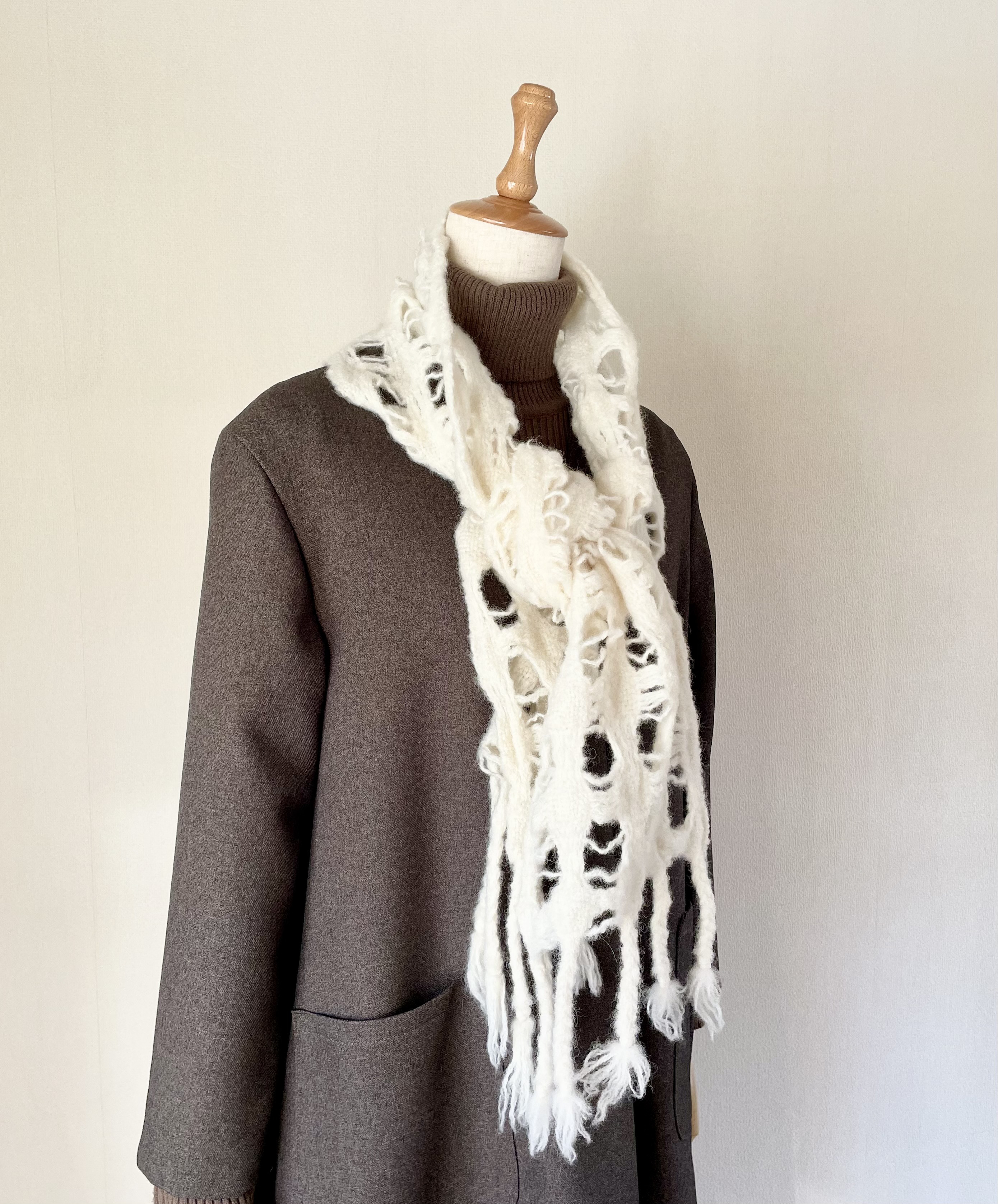 真っ白な手織りフェルトストール