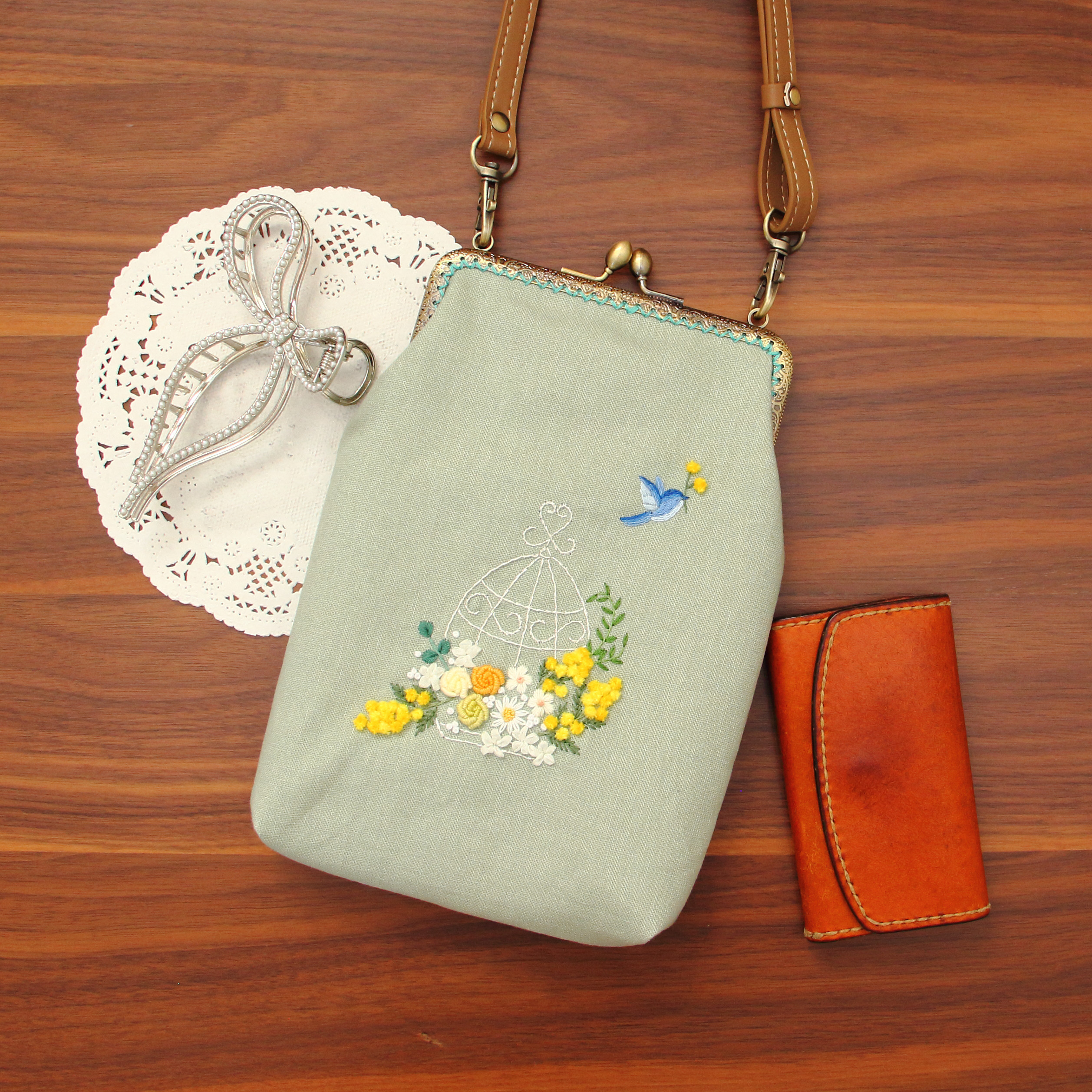 手刺繡のがま口ショルダー　鳥かごとミモザ