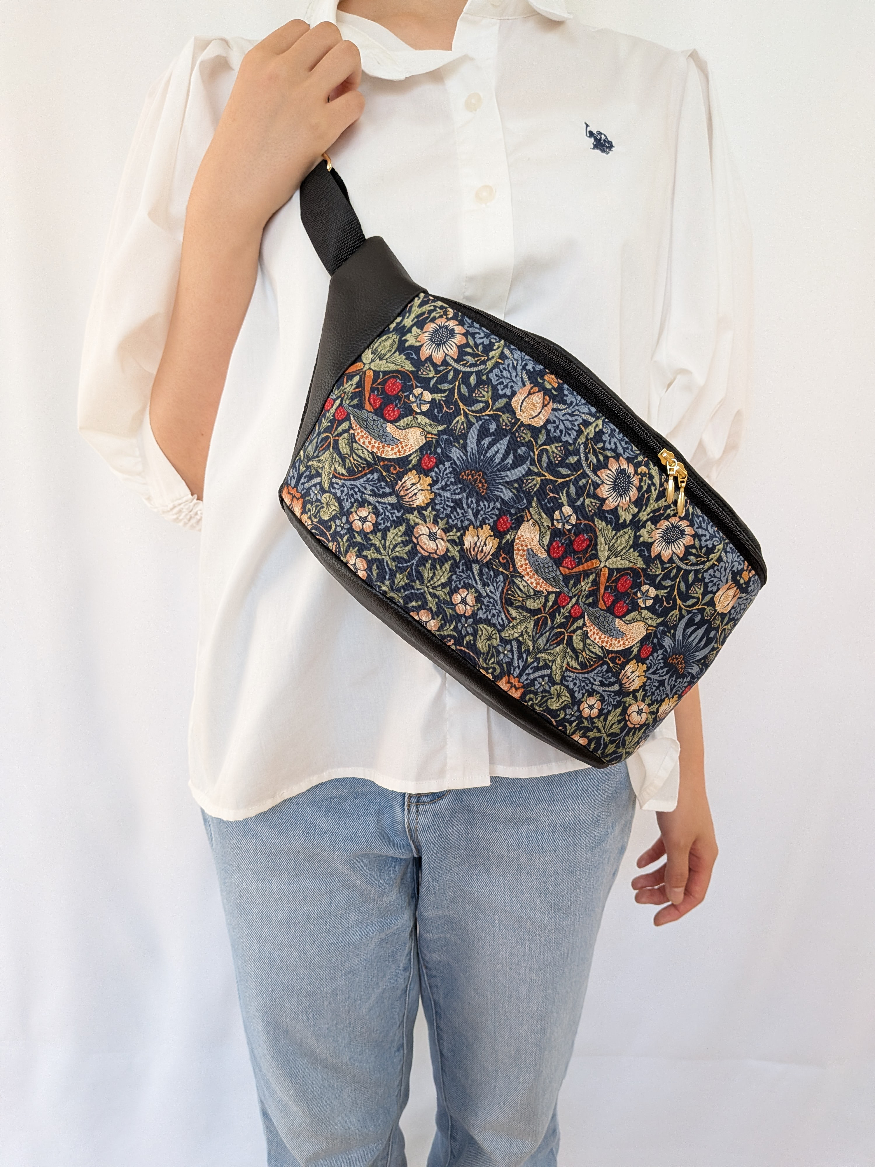 優雅な大人のボディバッグ / いちご泥棒ネイビー×ブラック