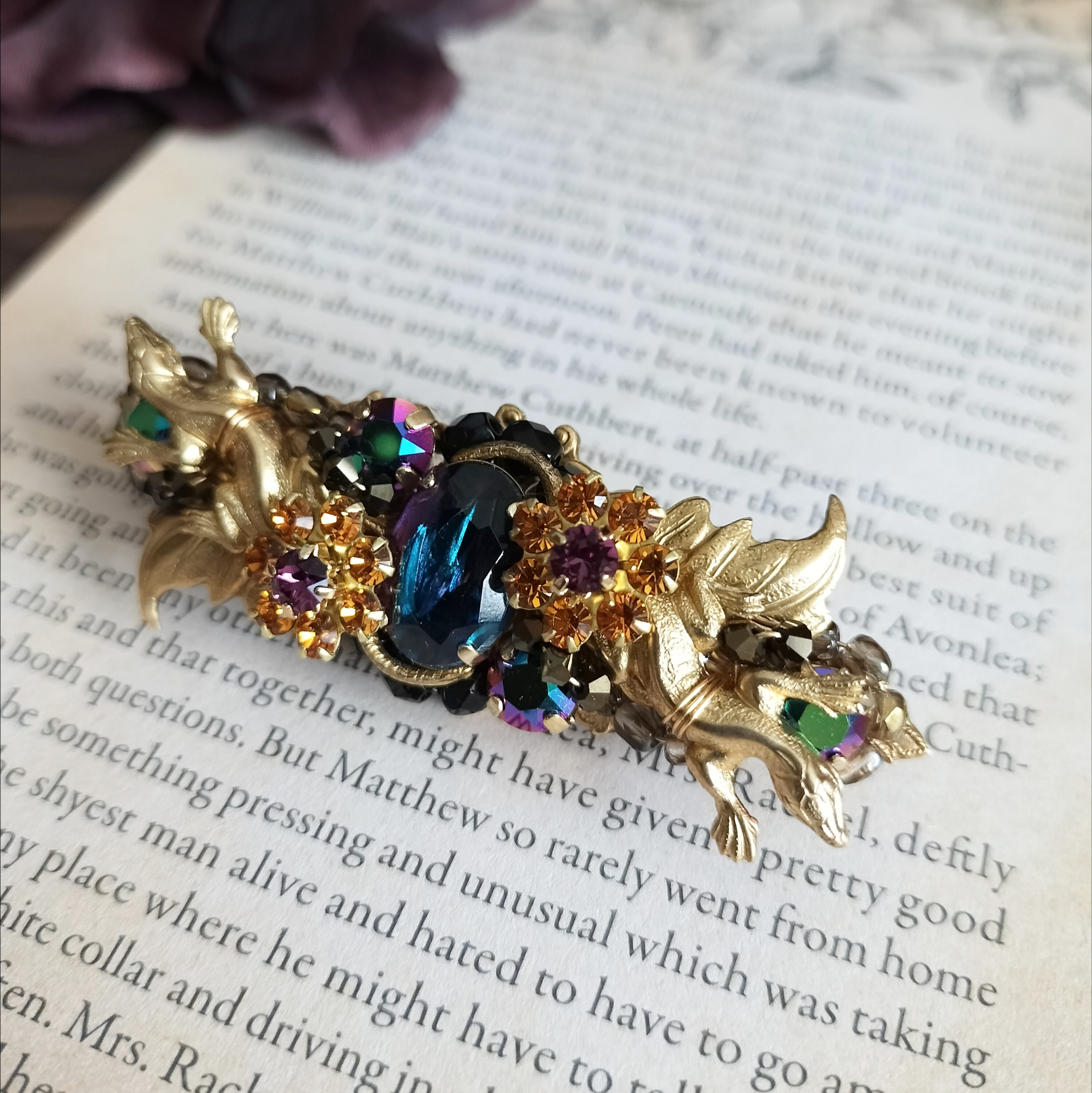 魔女の庭/トカゲとフラワーのブローチ　真鍮  カボション　ブルー　パープル