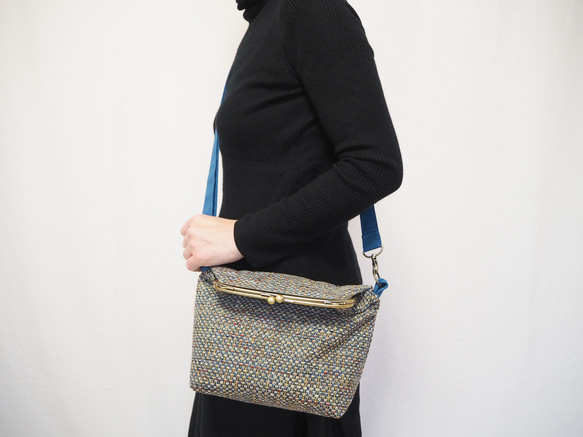 マルチカラーファブリックがまぐち2wayショルダーバッグ｜インポートファブリック｜ツイード調｜A5サイズ対応｜一点もの 13枚目の画像