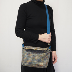 マルチカラーファブリックがまぐち2wayショルダーバッグ｜インポートファブリック｜ツイード調｜A5サイズ対応｜一点もの 2枚目の画像