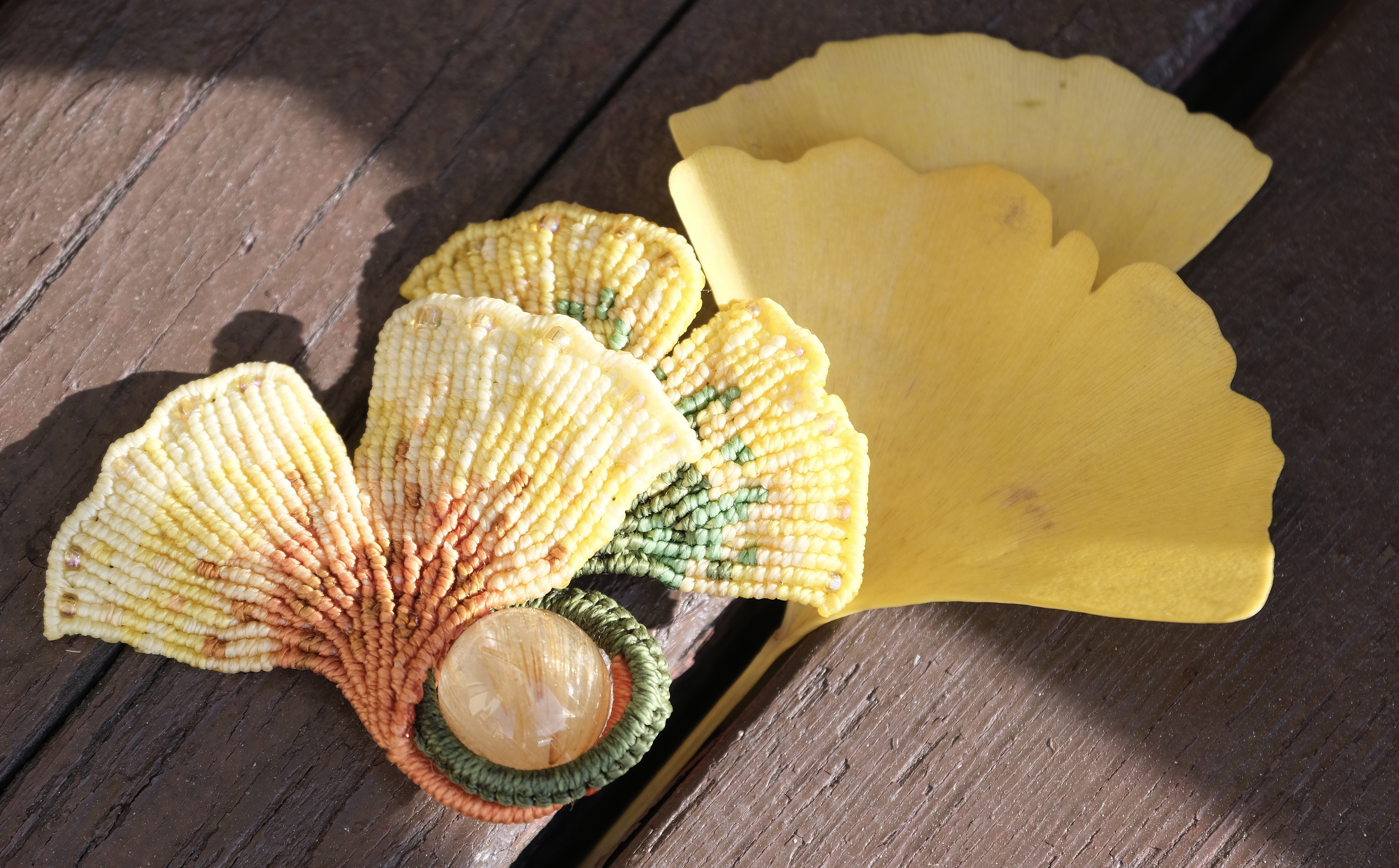 1424 銀杏& タイチンルチル　ブローチ　マクラメ編み