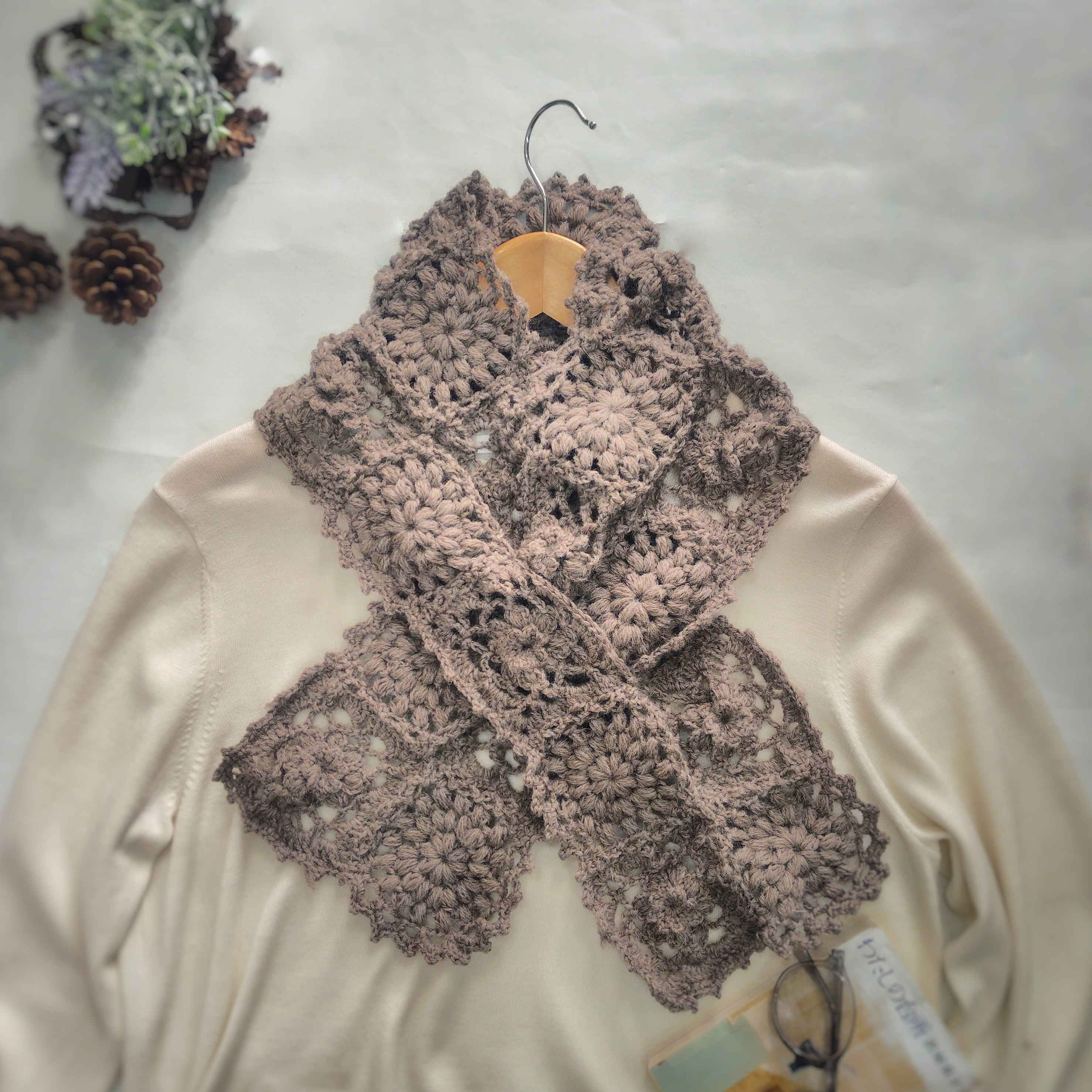 繊細に華やぐ花咲く差し込みマフラー ウルグアイウール100%  手編み かぎ針編み │ベージュ ラテカラー