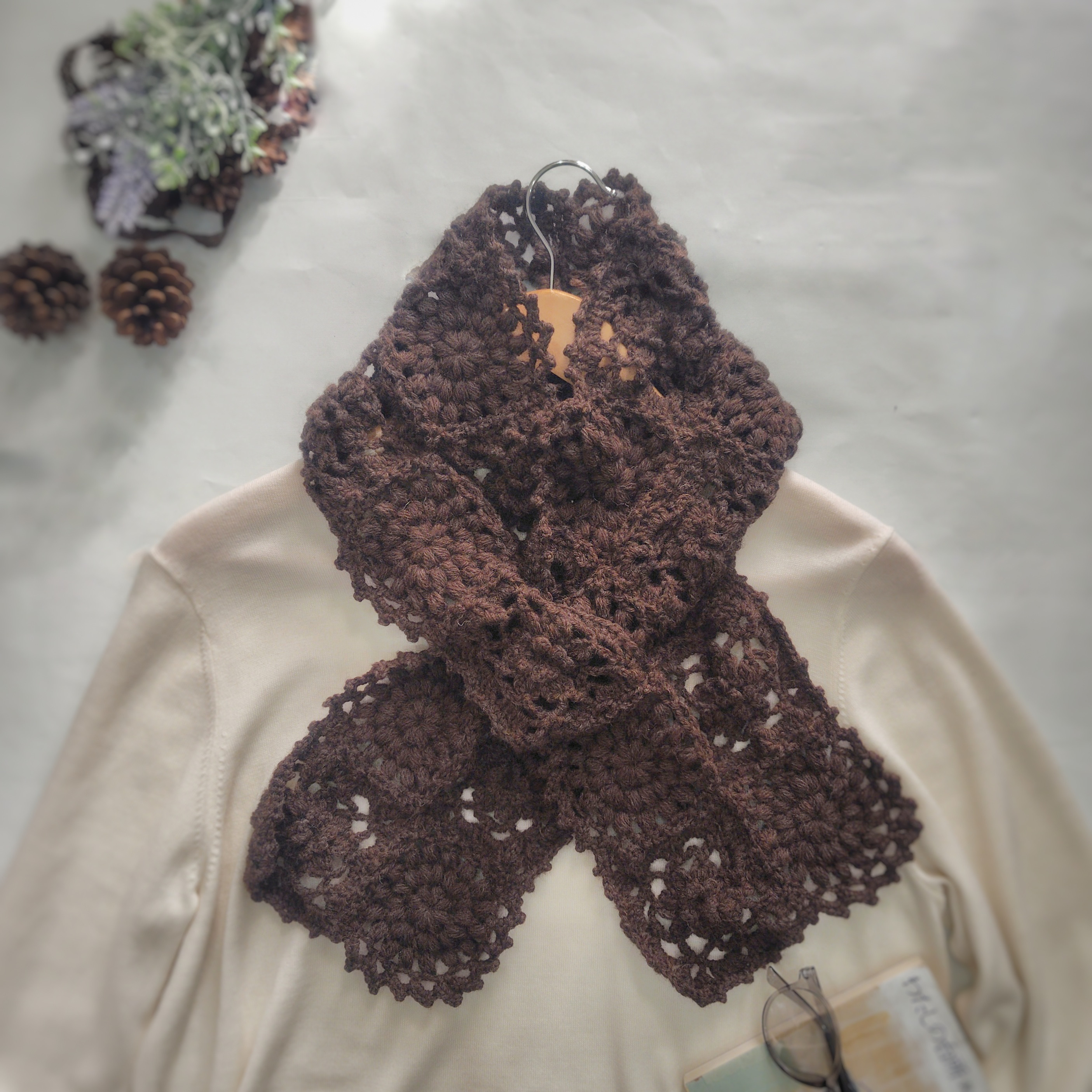 繊細に華やぐ花咲く差し込みマフラー ウルグアイウール100%  手編み│EMIM Bloom │ブラウン