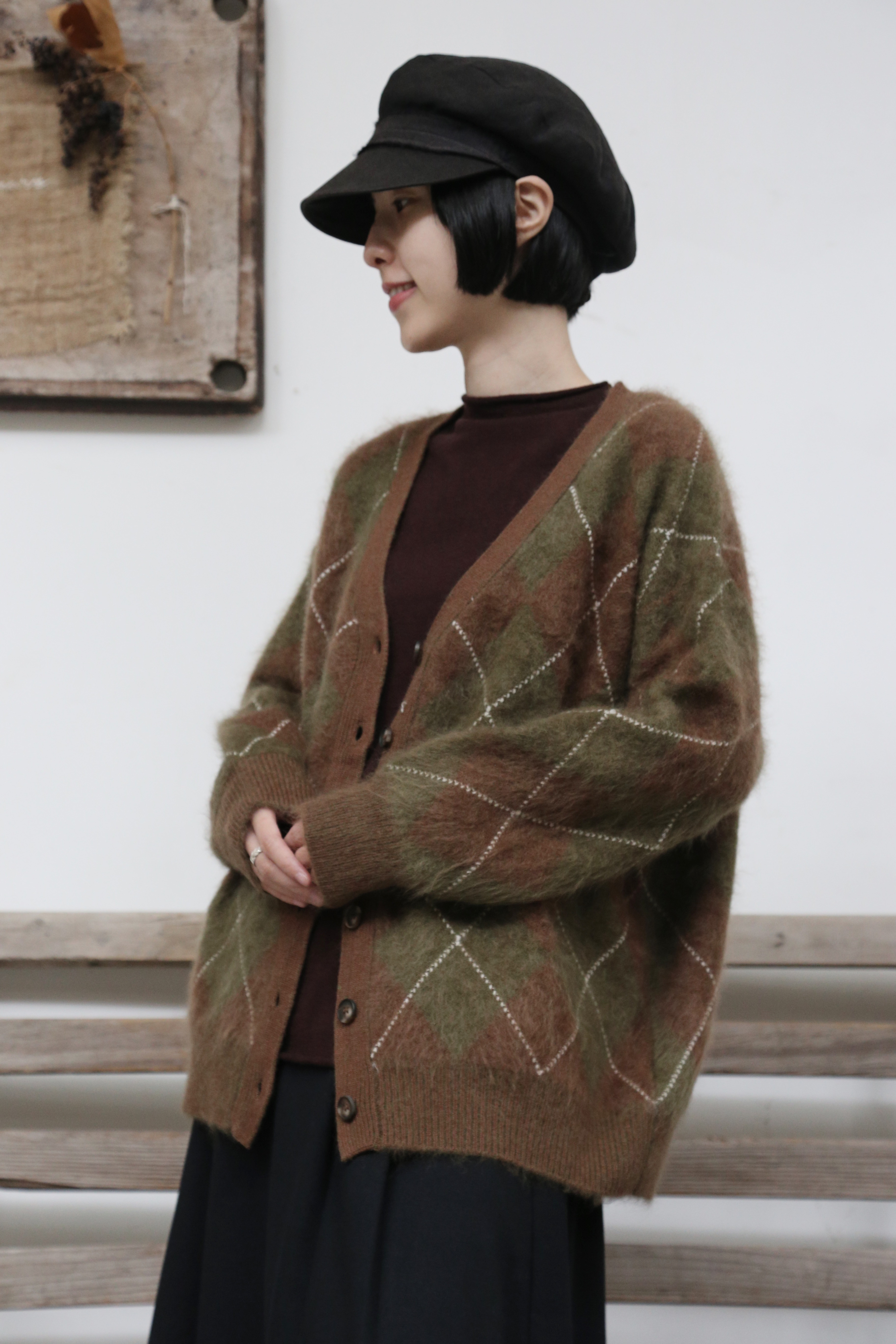 防寒性とおしゃれさを兼ね備えた、秋冬の必須アイテム ウールとカシミヤ混カーディガン 　紺色　251124-1