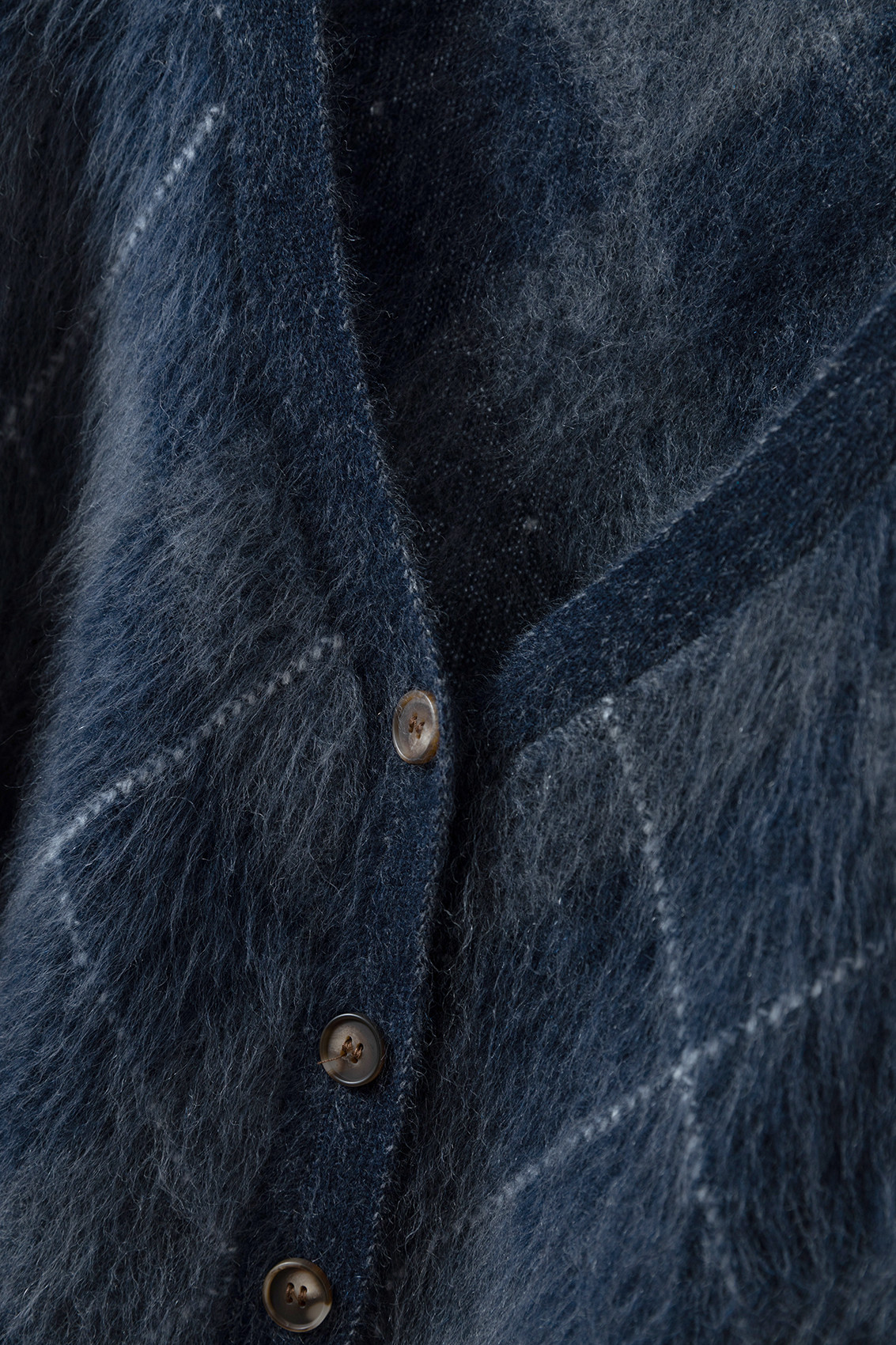 防寒性とおしゃれさを兼ね備えた、秋冬の必須アイテム ウールとカシミヤ混カーディガン 　紺色　251124-1