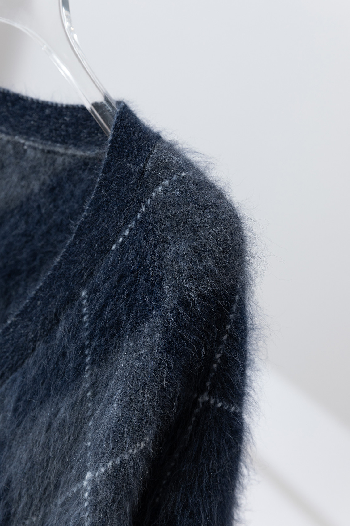 防寒性とおしゃれさを兼ね備えた、秋冬の必須アイテム ウールとカシミヤ混カーディガン 　紺色　251124-1