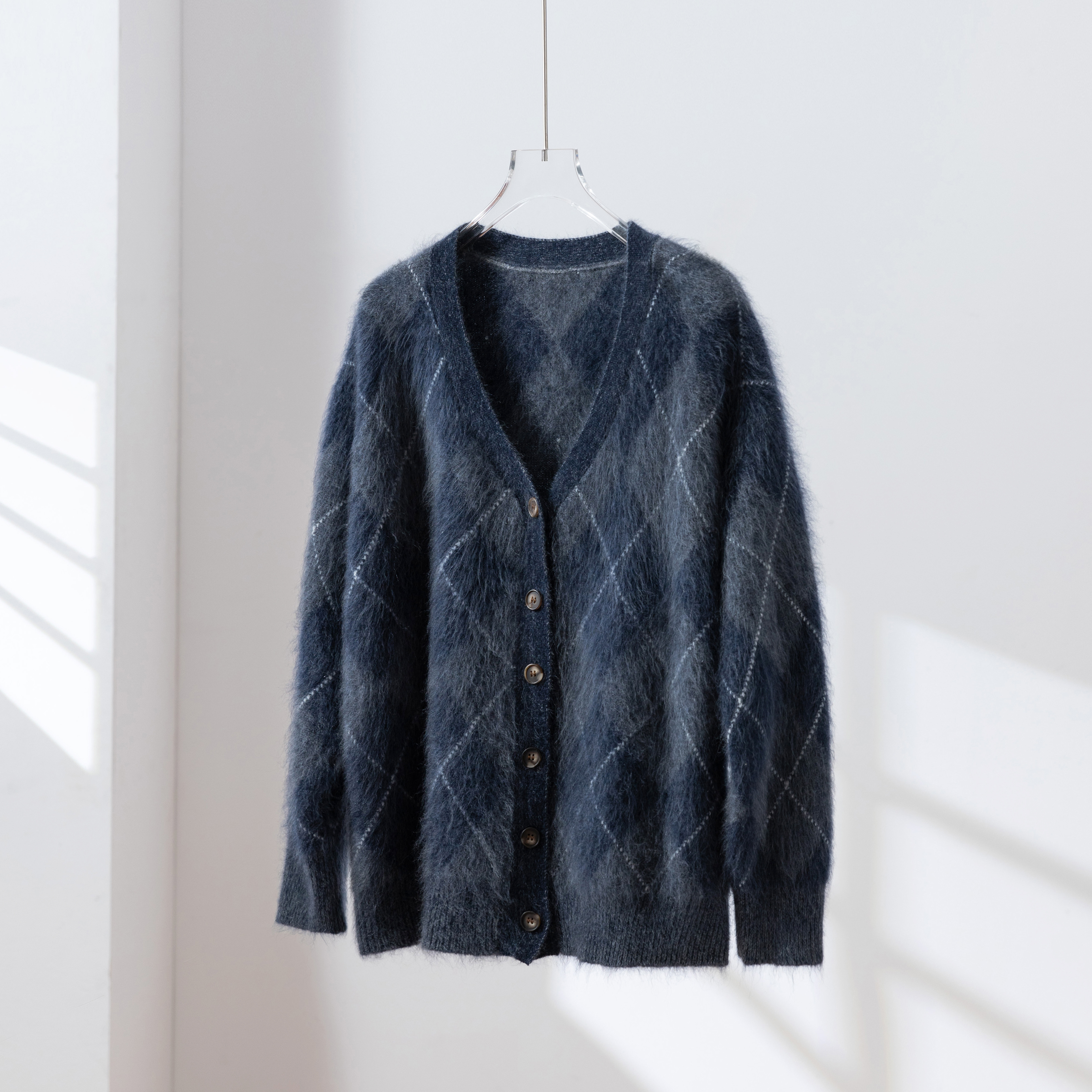 防寒性とおしゃれさを兼ね備えた、秋冬の必須アイテム ウールとカシミヤ混カーディガン 　紺色　251124-1