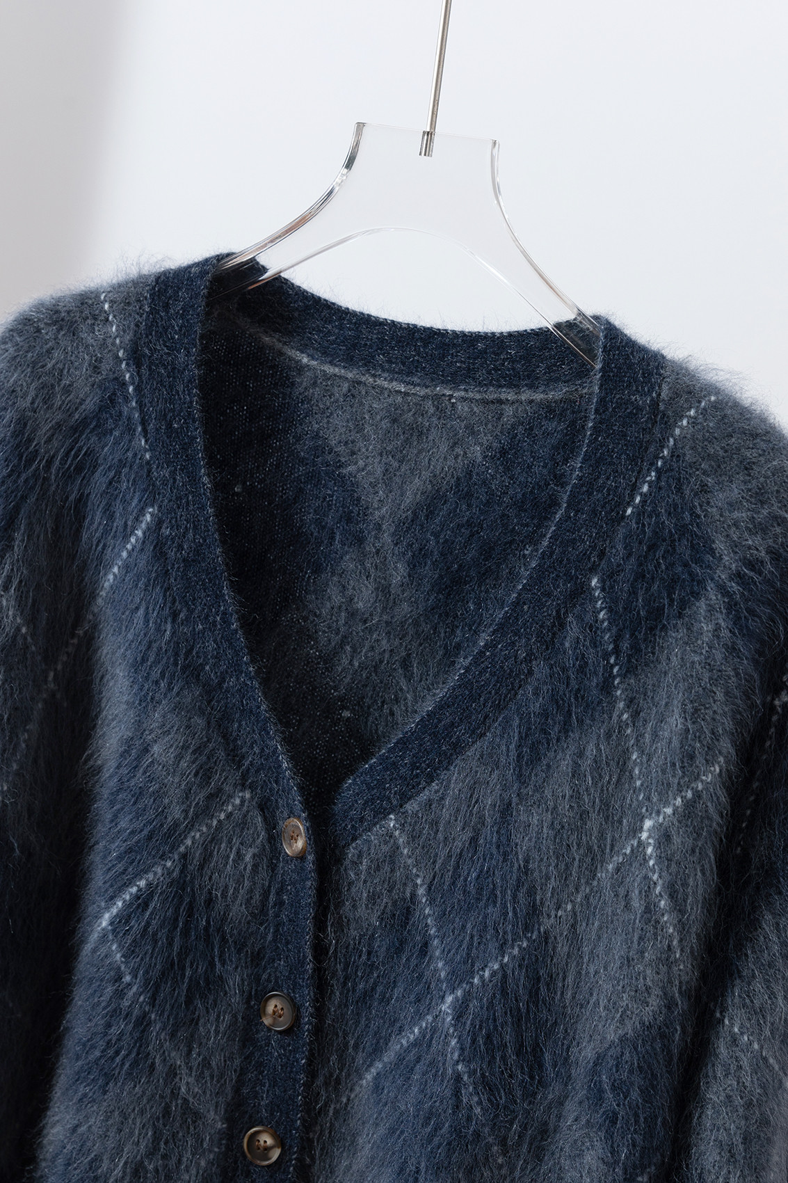 防寒性とおしゃれさを兼ね備えた、秋冬の必須アイテム ウールとカシミヤ混カーディガン 　紺色　251124-1