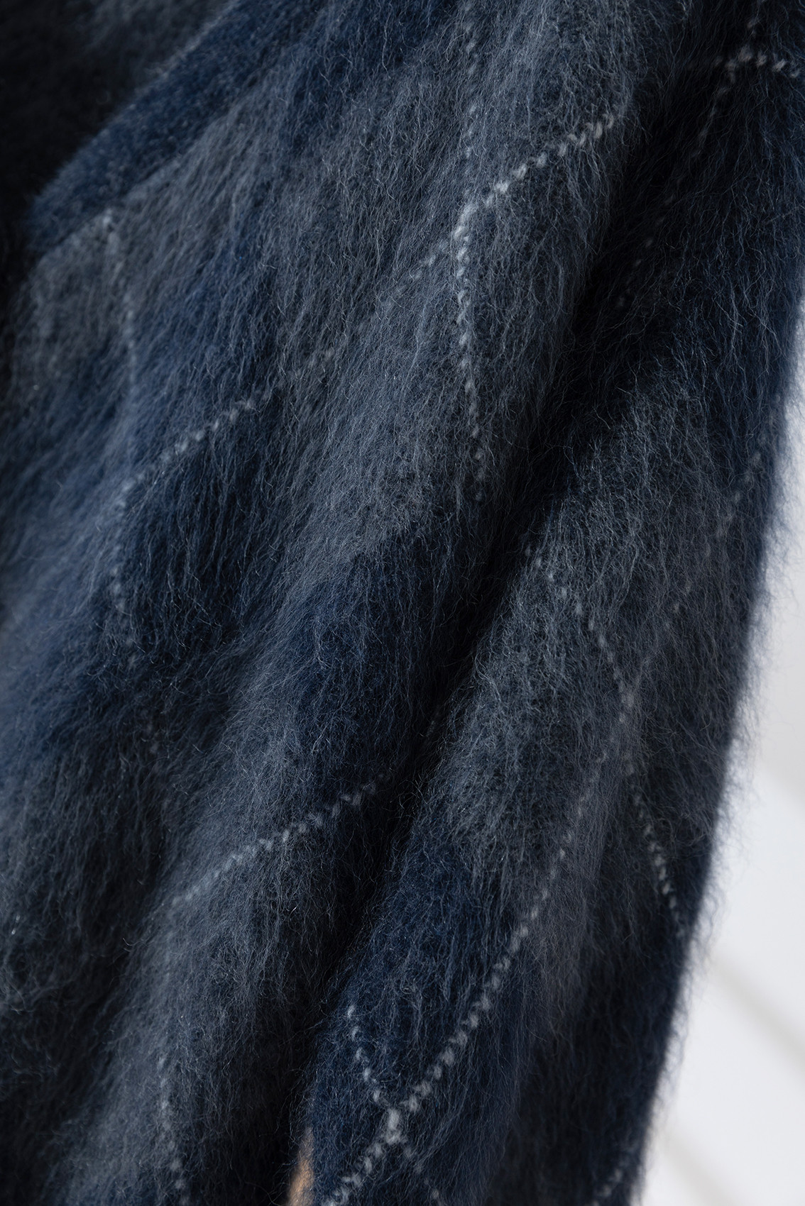 防寒性とおしゃれさを兼ね備えた、秋冬の必須アイテム ウールとカシミヤ混カーディガン 　紺色　251124-1