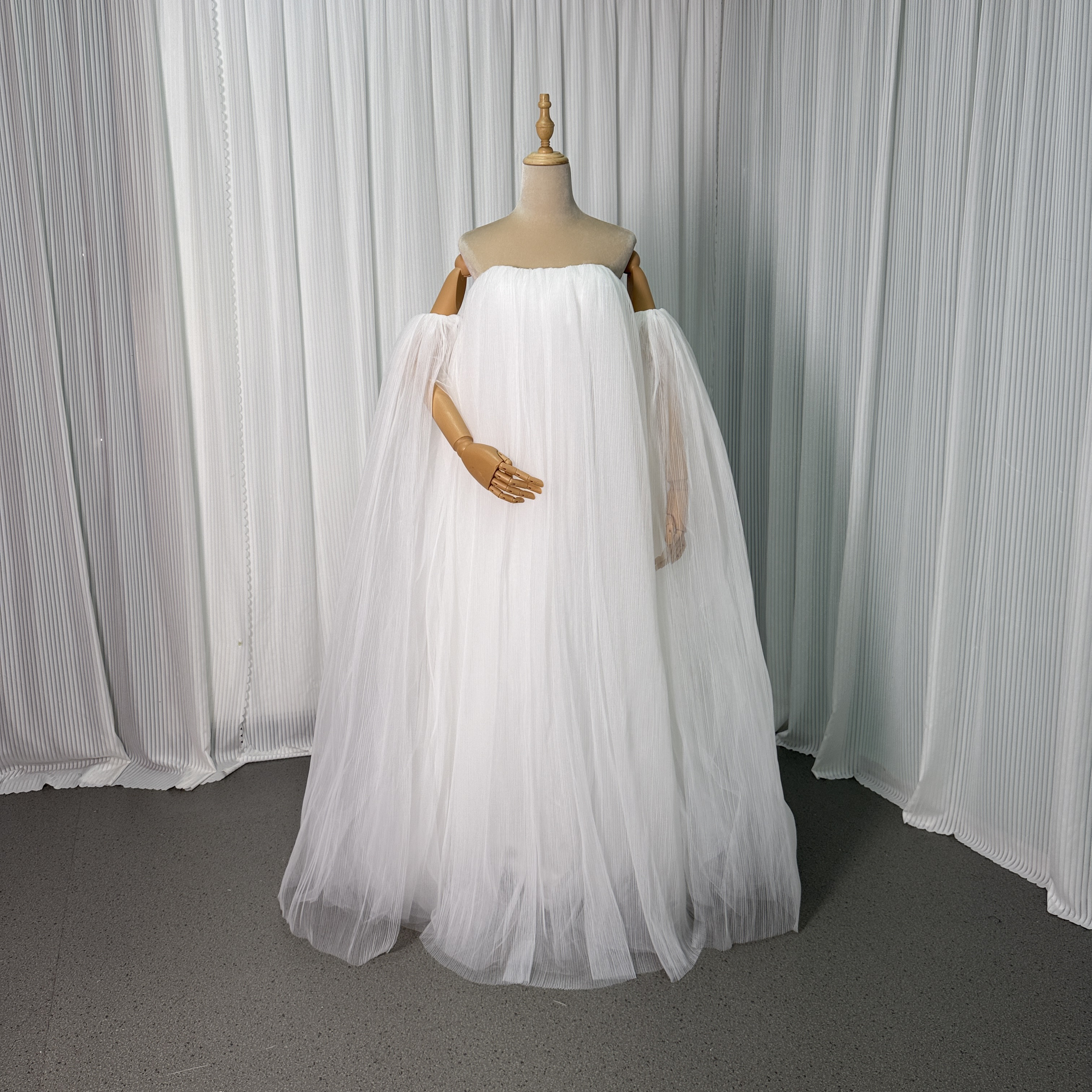 送料無料！ウエディングドレス 揺らめく裾 ふわふわ袖 ロング プリーツドレス 結婚式 抜群におしゃれ度が際立つ 花嫁