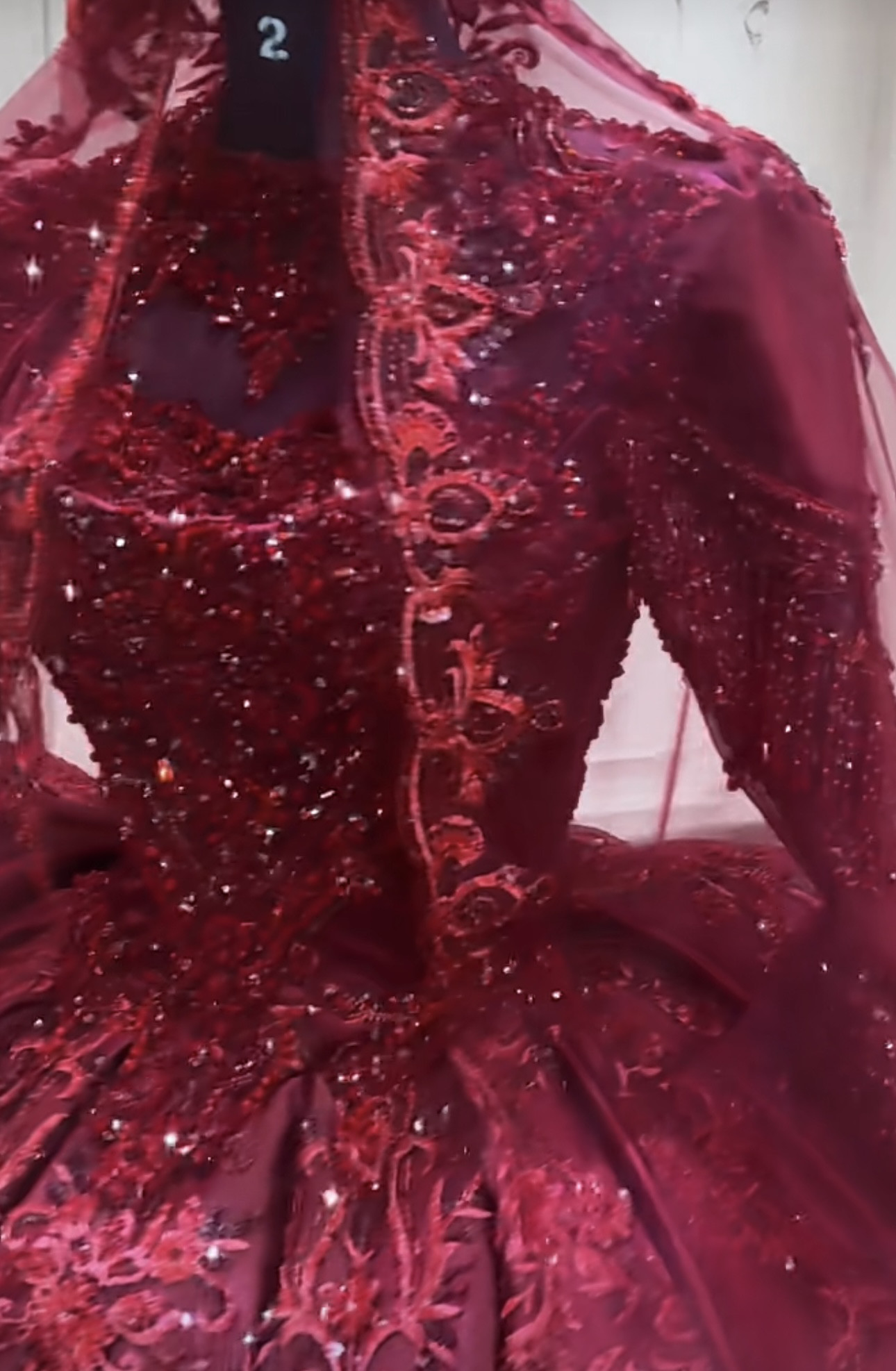 ワインレッド赤　カラードレス　ラッフルスカート　たっぷりなボリューム感　サイズオーダー可能　長袖　イリュージョン海外挙式