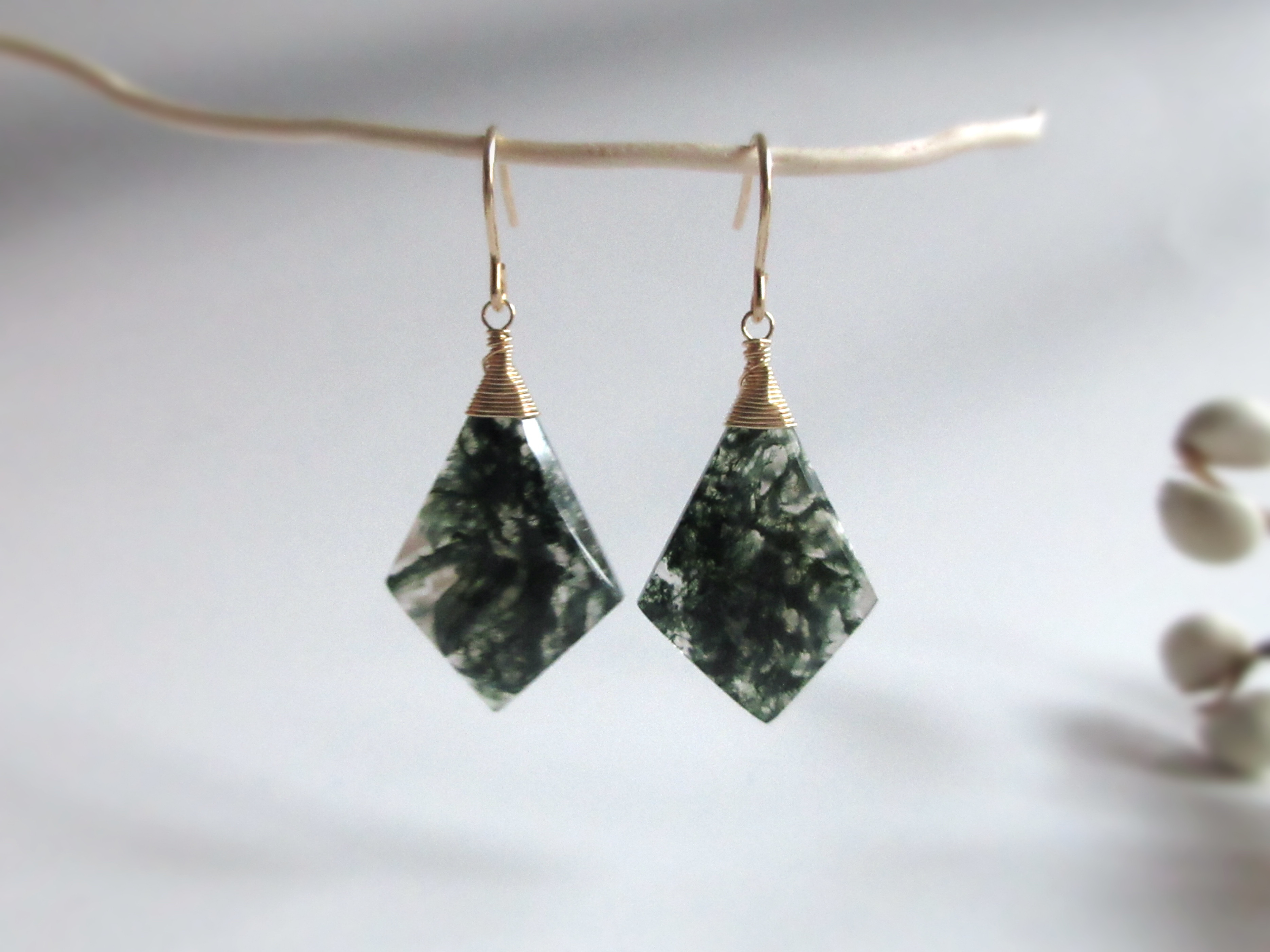 【模様美】22×16mmカイトカット「モスアゲート」14kgfピアス/イヤリング