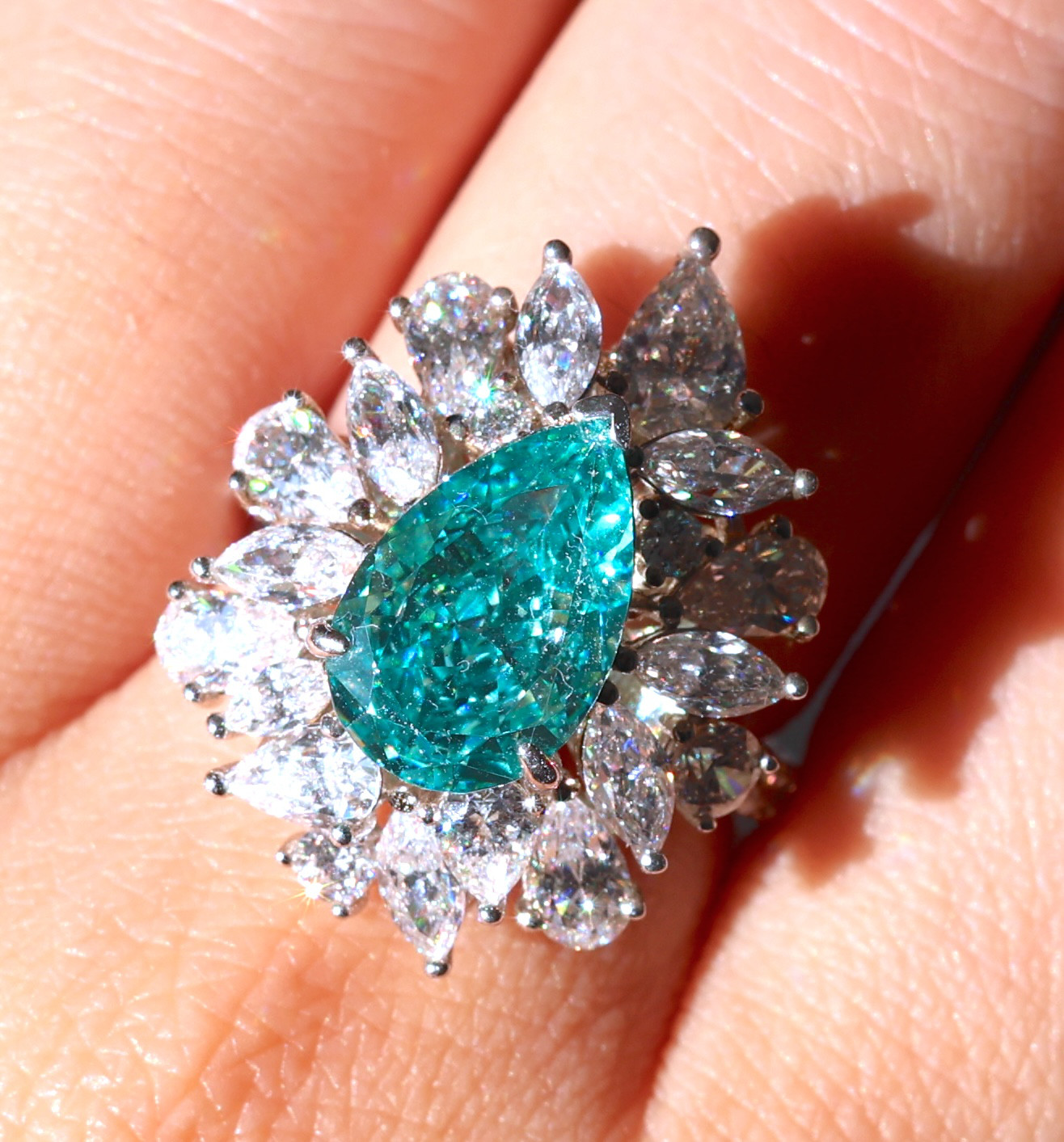 【一点物】本物宝石同等品質・ラボグロウンパライバトルマリン3ct × ダイヤモンド5.9ct相当　高級フラワーリング