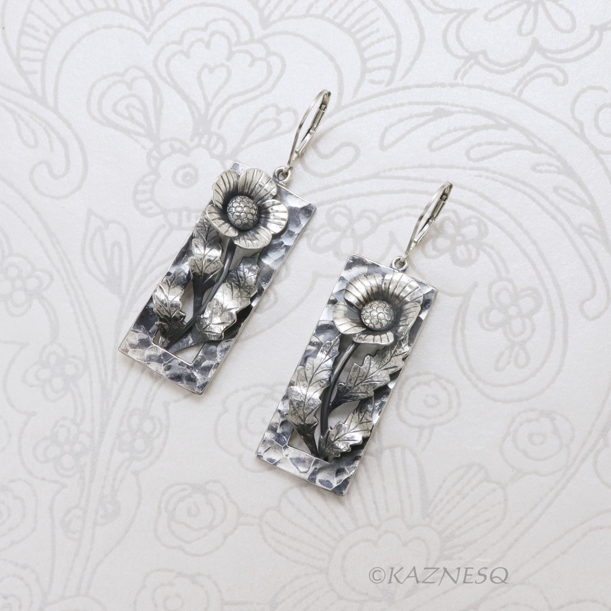 ポピーをモチーフにしたシルバーピアス