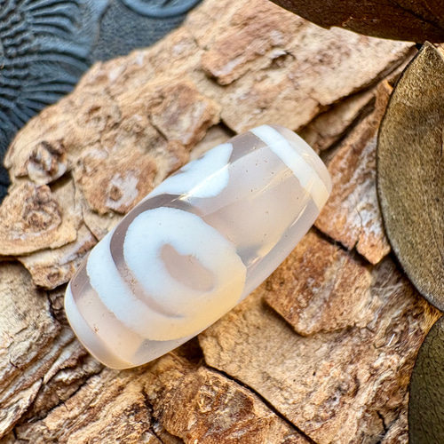 激レア【老玉髄 白白】白蛇天珠 t131 天然石 円と縁 by.TAMAKO 通販