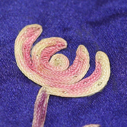 手刺繍 赤絹 花鳥文 枕飾り 古布 民藝 一点物 インテリア 切り絵