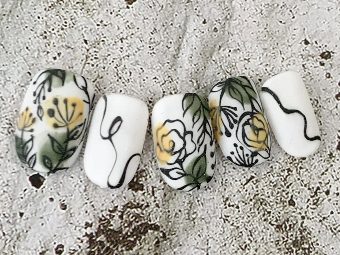 《手描きボタニカル × 白マット》線画フラワーの大人シンプルネイルチップ