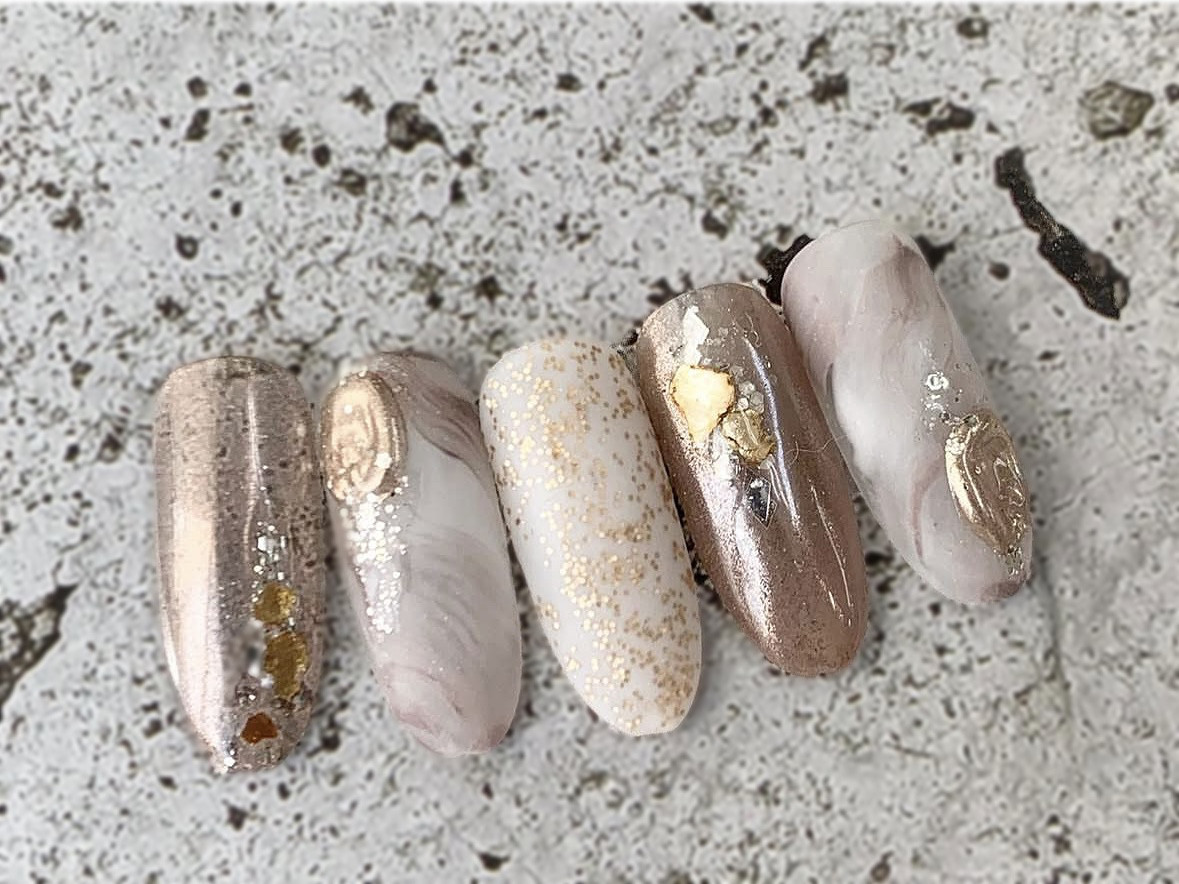 《ニュアンス大理石 × ゴールド》くすみベージュの大人アートネイルチップ