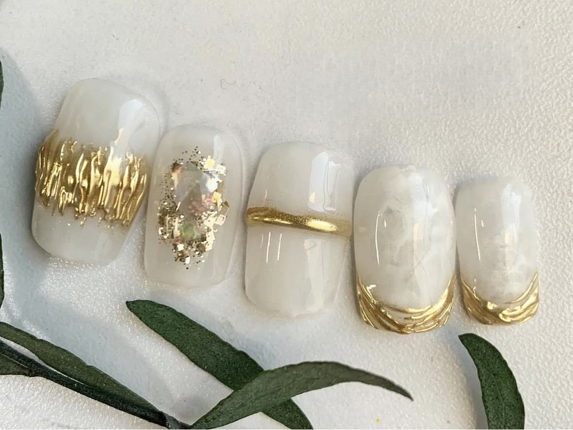 《ホワイトニュアンス × ゴールド》立体アートが映える大人上品ネイルチップ