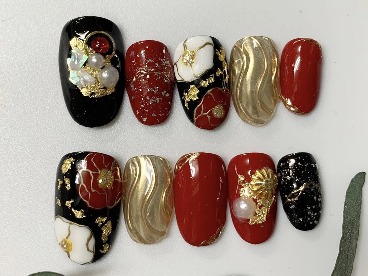 《黒×赤×金の和モダン》手描き椿と立体ゴールドの和柄ネイルチップ