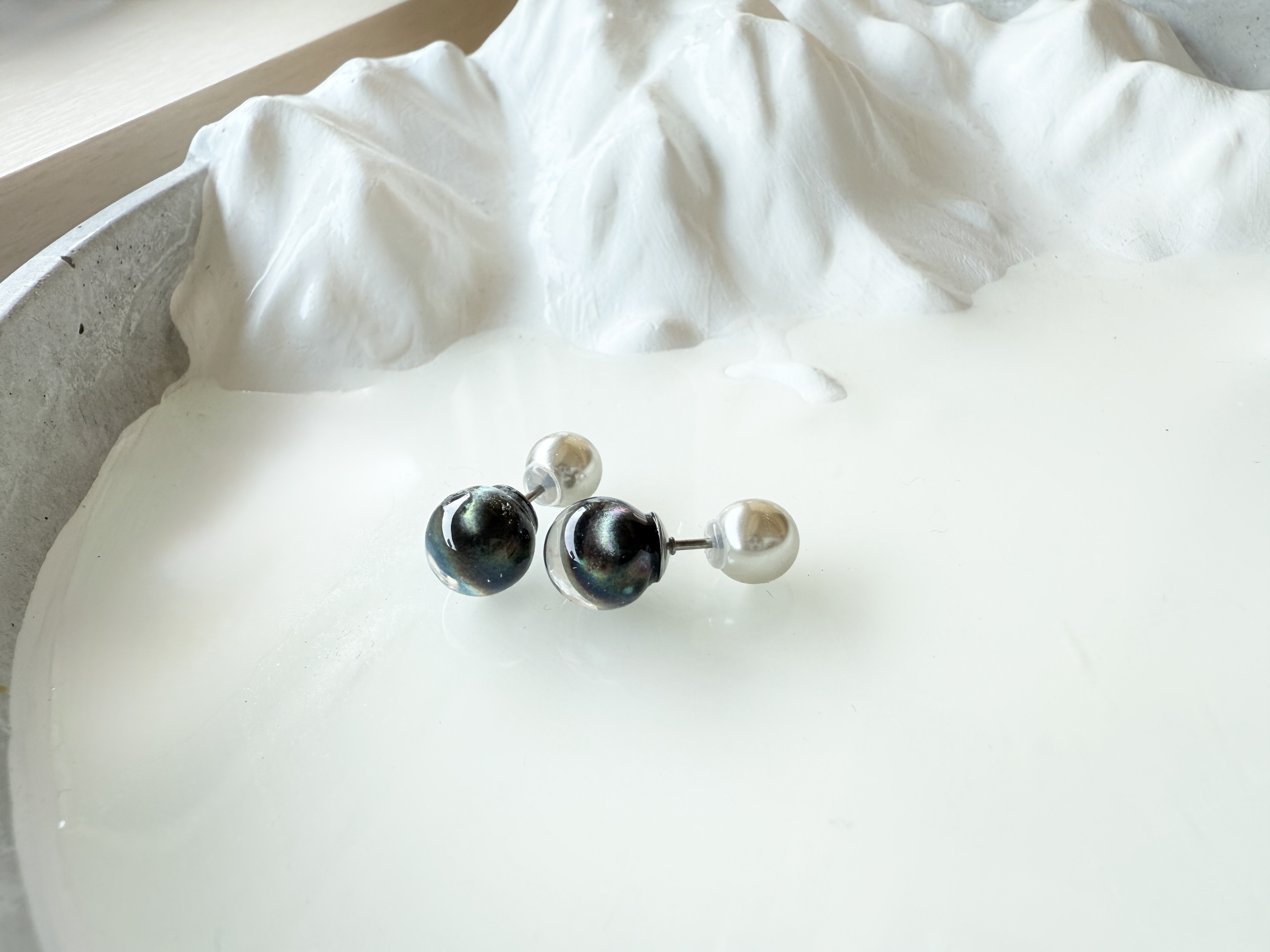 人魚の涙の耳飾り(染めアコヤ真珠) 8mm/Post Titanium