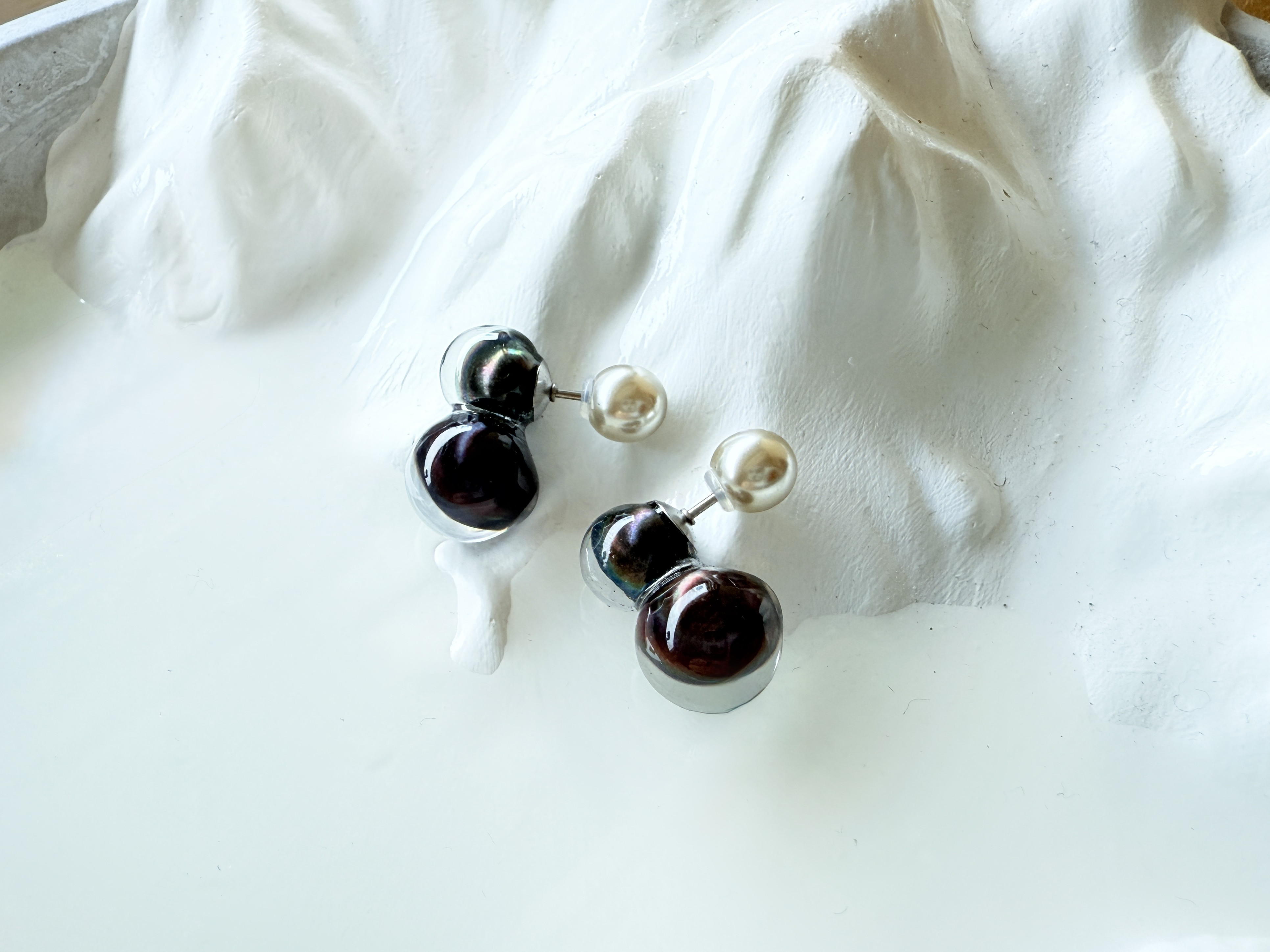 人魚の涙の耳飾り(染めアコヤ真珠)  2粒(8/10mm) 5,291円