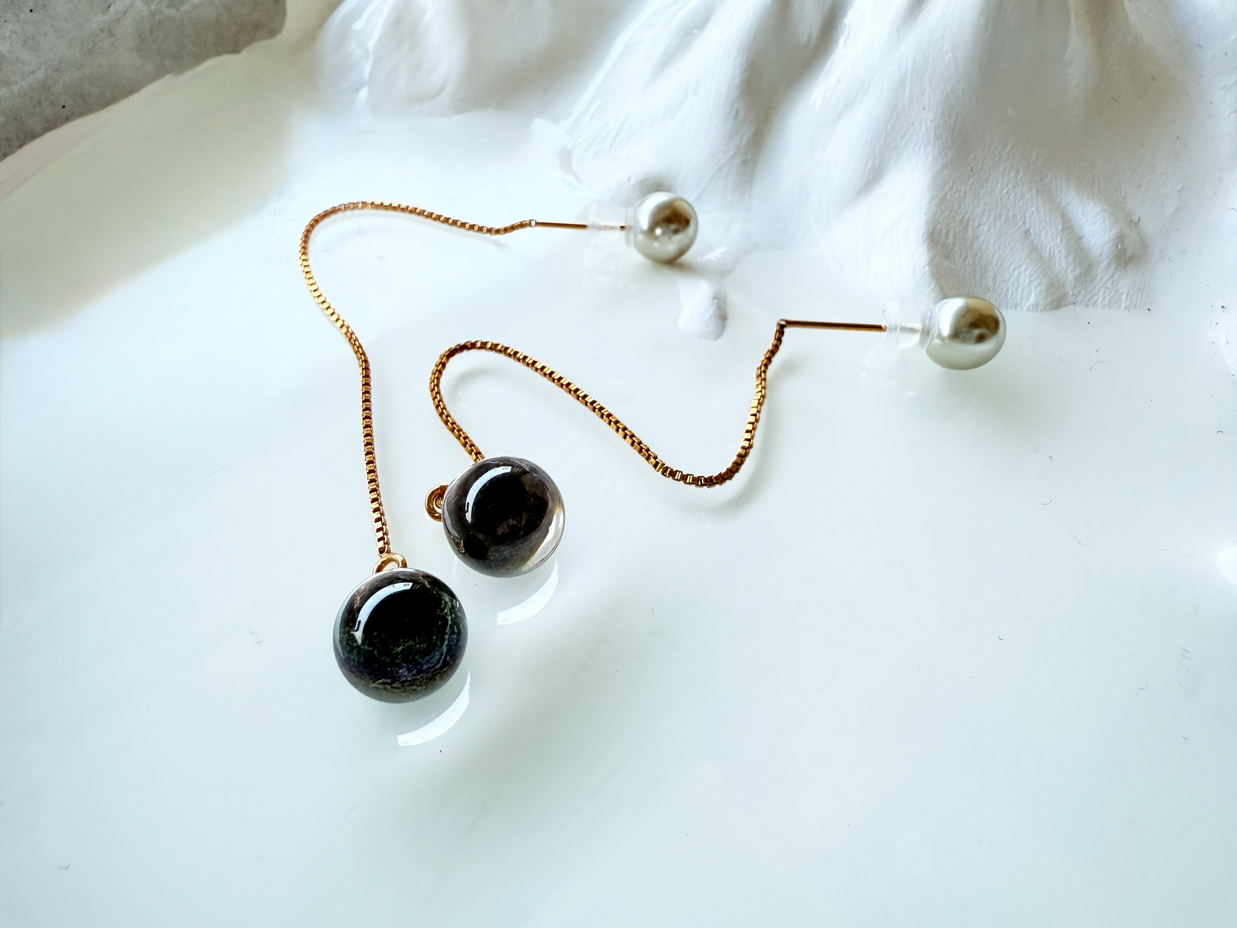 人魚の涙の耳飾り(染めアコヤ真珠) 8mm アズキチェーン