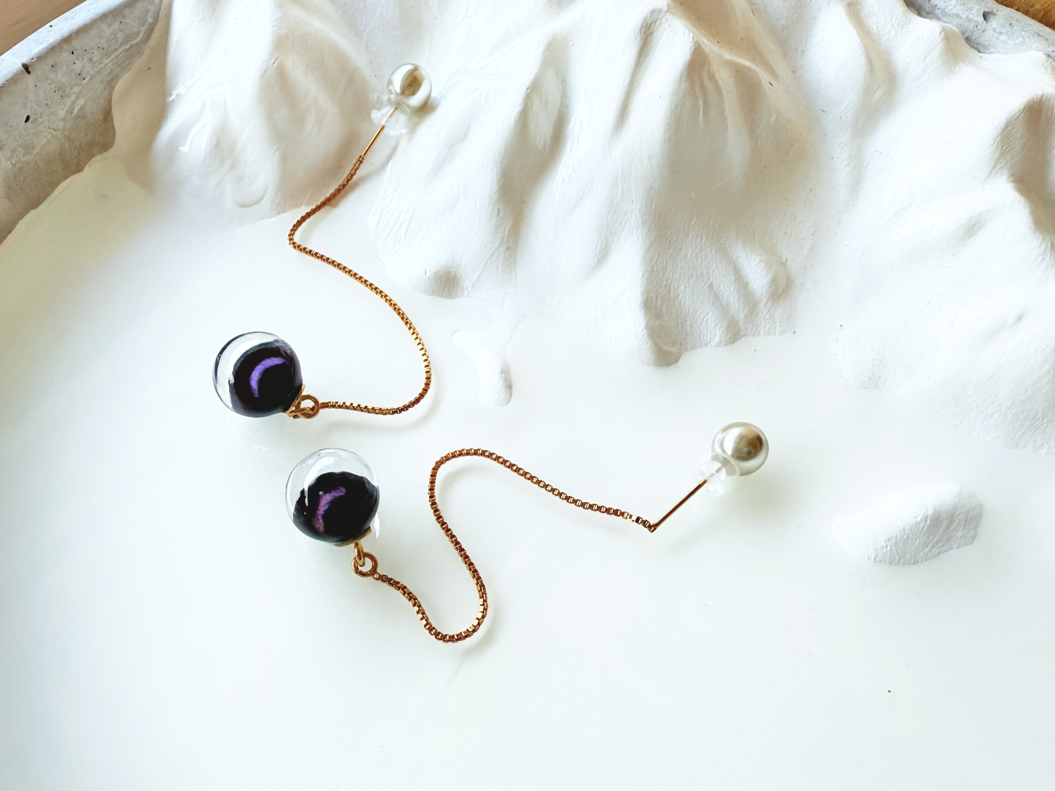 人魚の涙の耳飾り(染めアコヤ真珠) 10mm アズキチェーン