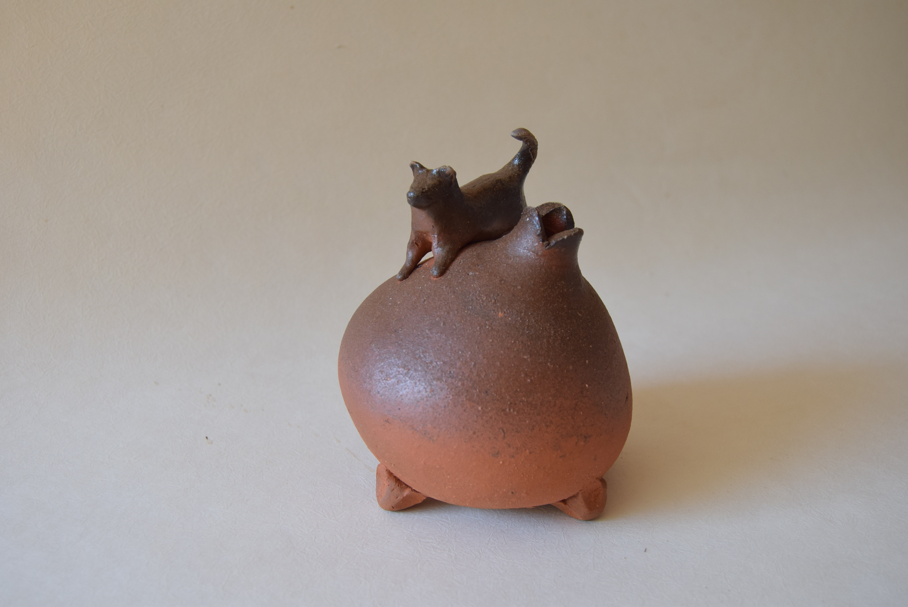 ネコの　丸い一輪挿し