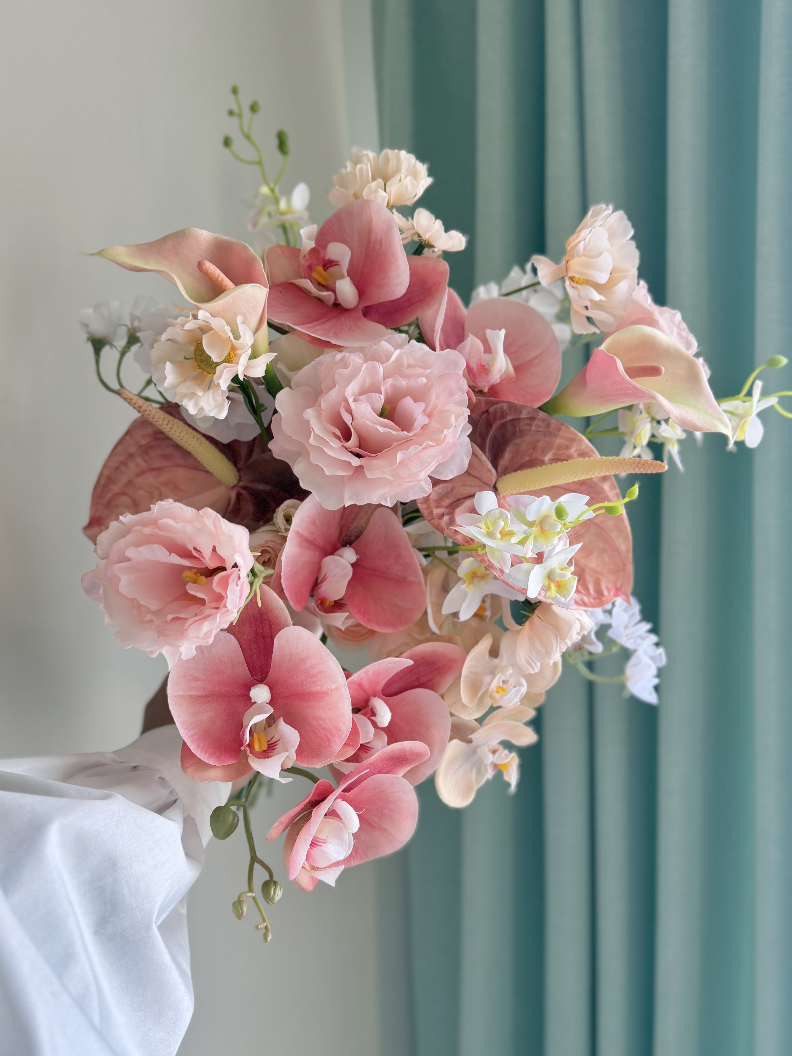 胡蝶蘭、アンスリューム、トルコキキョウのウェディングブーケ　アーティフィシャルフラワー