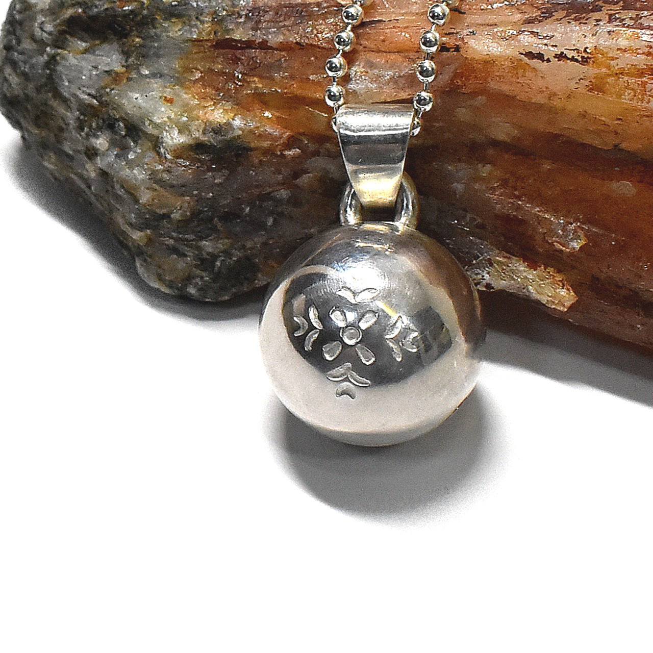 銀の鈴 ペンダントトップ 花の刻印模様