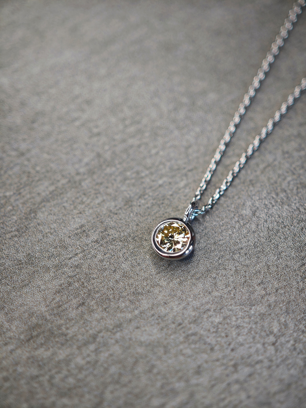 天然ベリーライトイエローダイヤモンド　K18WG　ネックレス