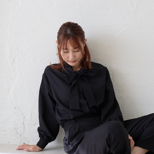 美品♪セオリーリュクス ボウタイ総柄ブラウス 40 ブラック黒系 とろみ素材 ﾓﾘﾉｶﾞｯｺｳ とろみ素材ボウタイ長袖ブラウス（ブラック）入学式卒業式