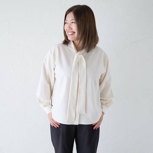 大きいサイズ とろみ素材ボウタイ長袖ブラウス（ホワイト）入学式卒業