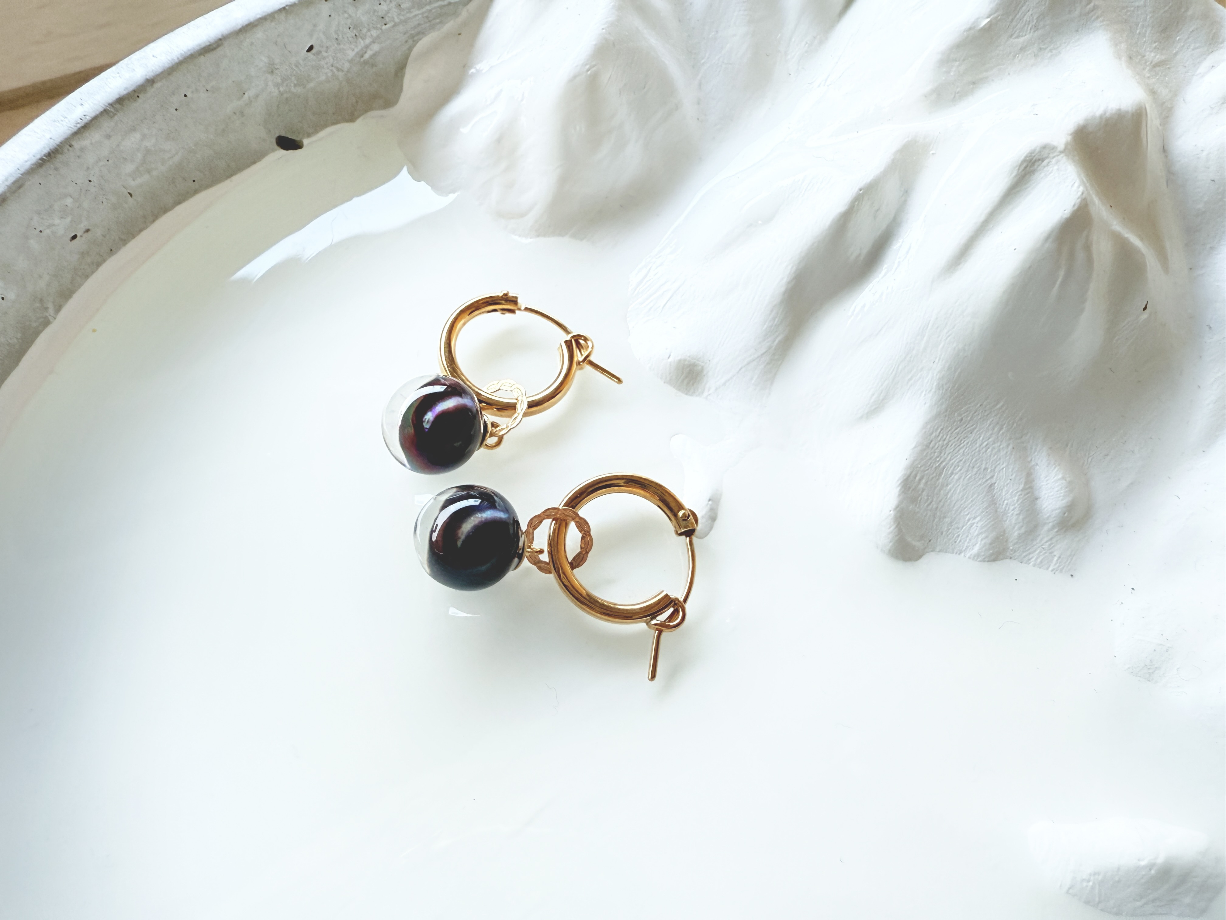 人魚の涙の耳飾りフープピアス(染めアコヤ真珠)10mmチャーム Gold