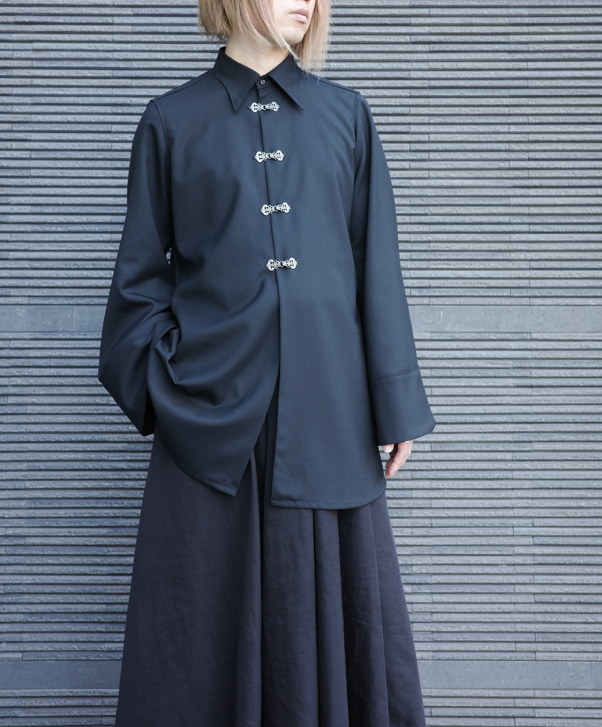 ウール混ベルスリーブ・チャイナバックルシャツ