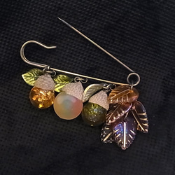 ストールピン ブローチピンどんぐりチャーム　かぶとピン 5枚目の画像