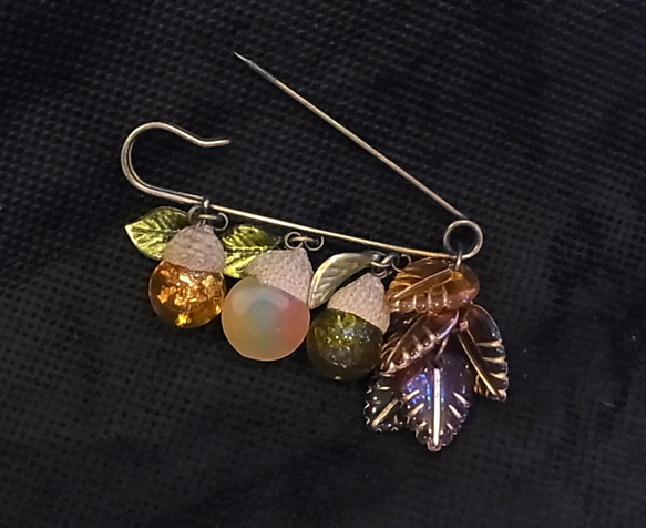 ストールピン ブローチピンどんぐりチャーム　かぶとピン 5枚目の画像